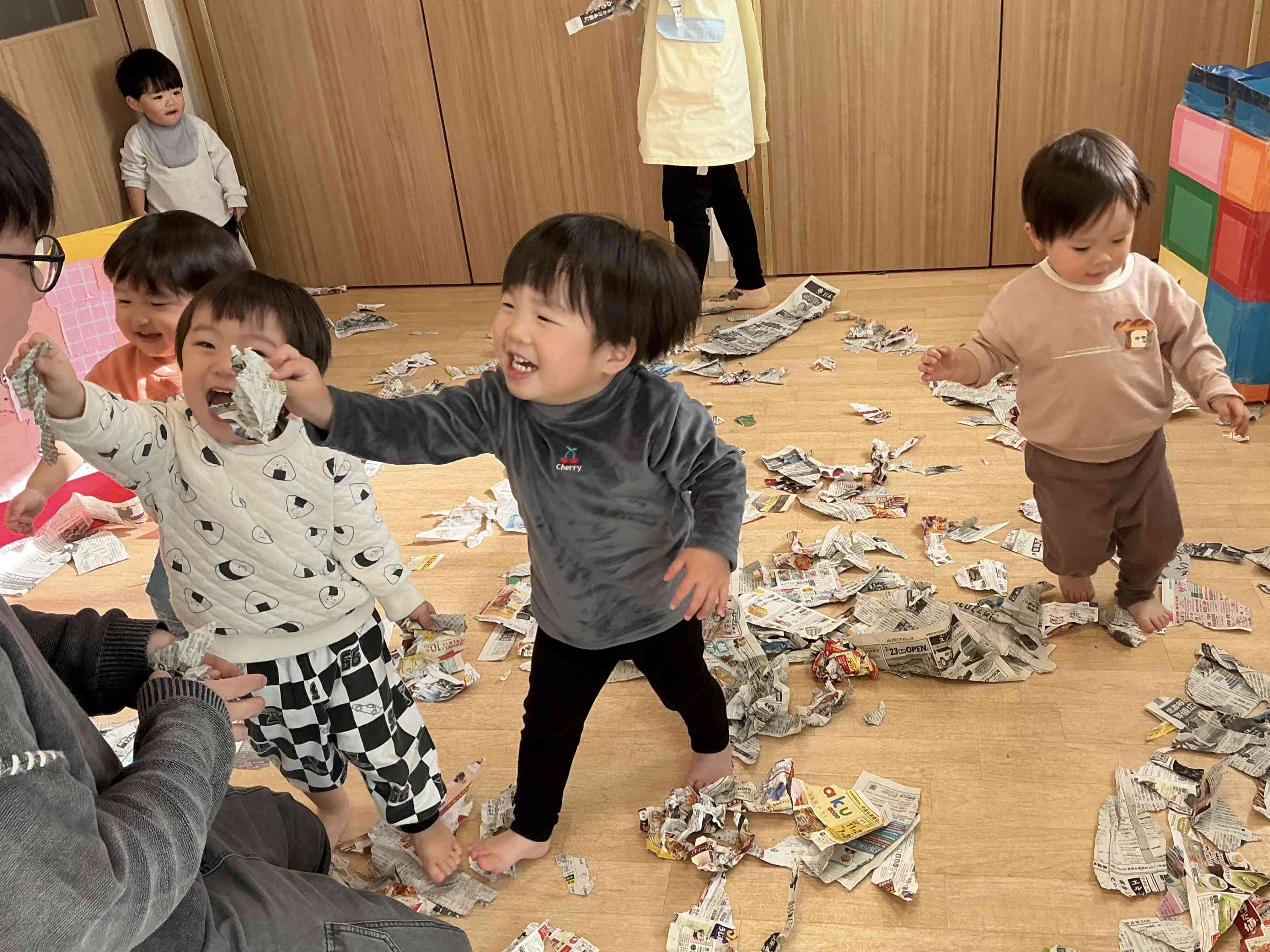 新聞あそび楽しいね‼︎ (あひる組1歳児)