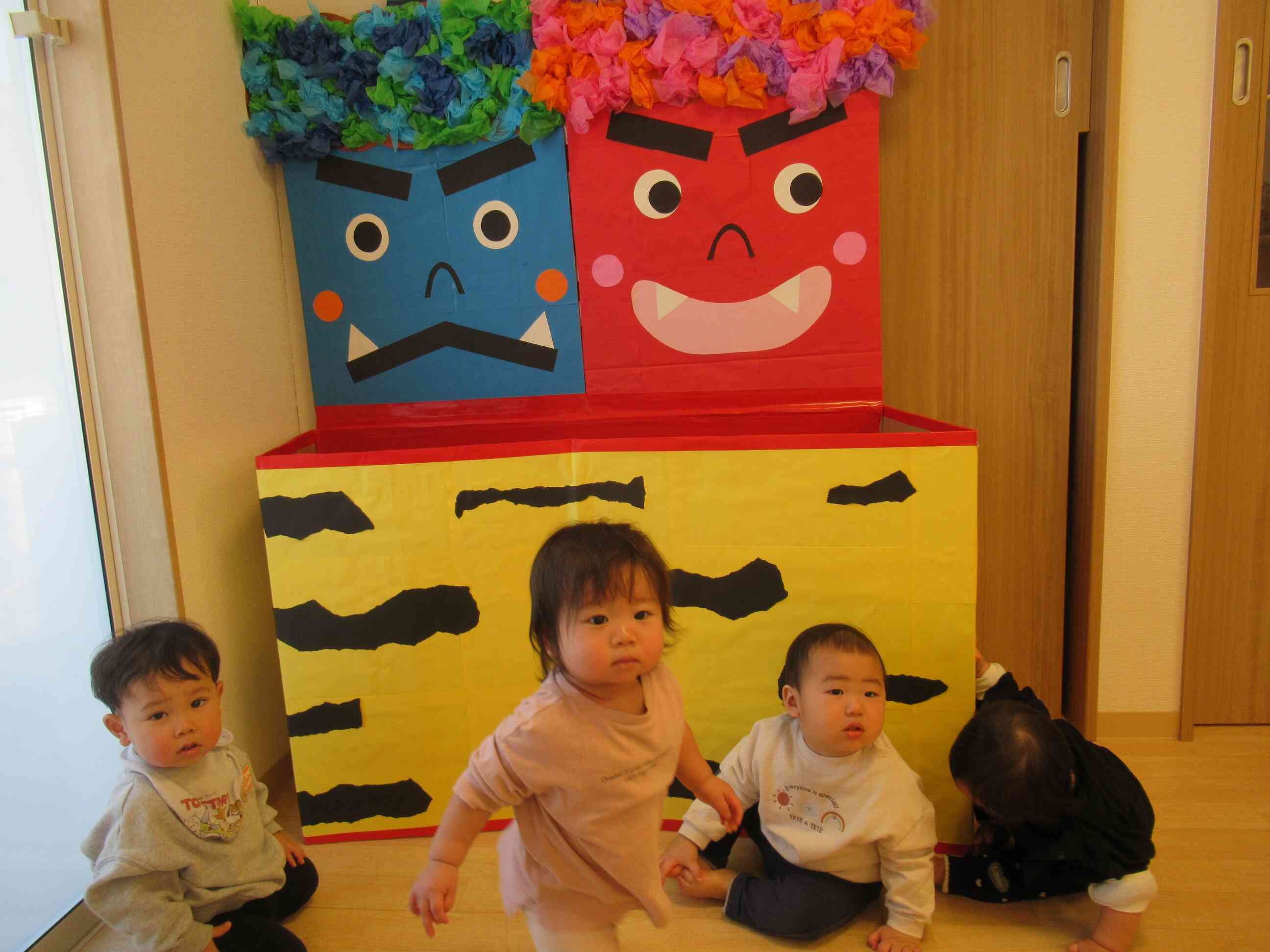 ひよこ組（0歳児）おにの前でハイポーズ！