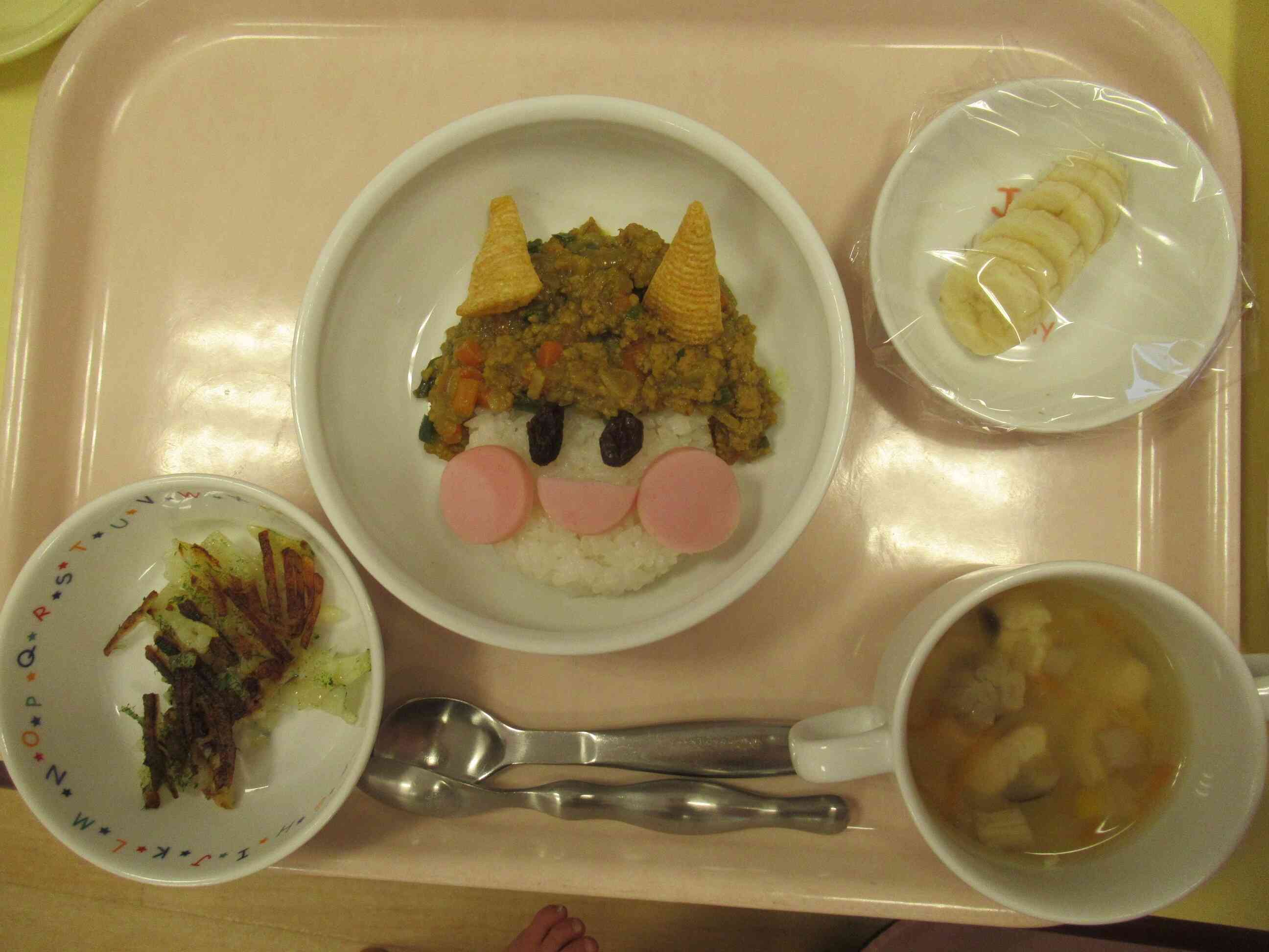 給食は、おにのドライカレーでした。