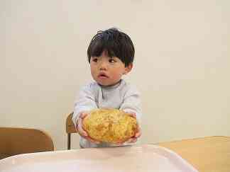 春のお野菜を触ってみよう！　【食育　1歳児　あひるぐみ、2歳児　うさぎぐみ】