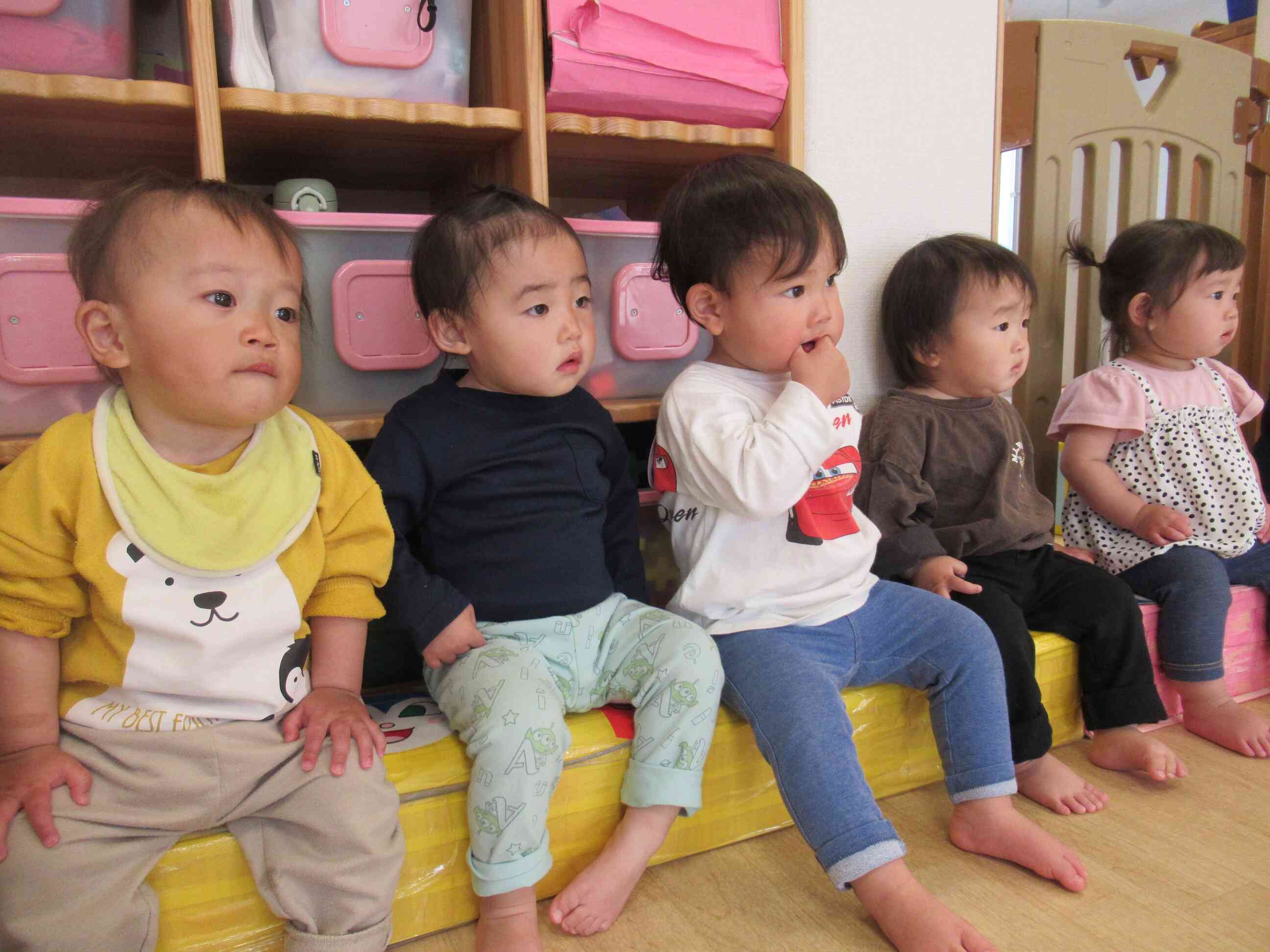 初めてのリトミックに少しドキドキなあひる組さん！みんな一緒で楽しかったね