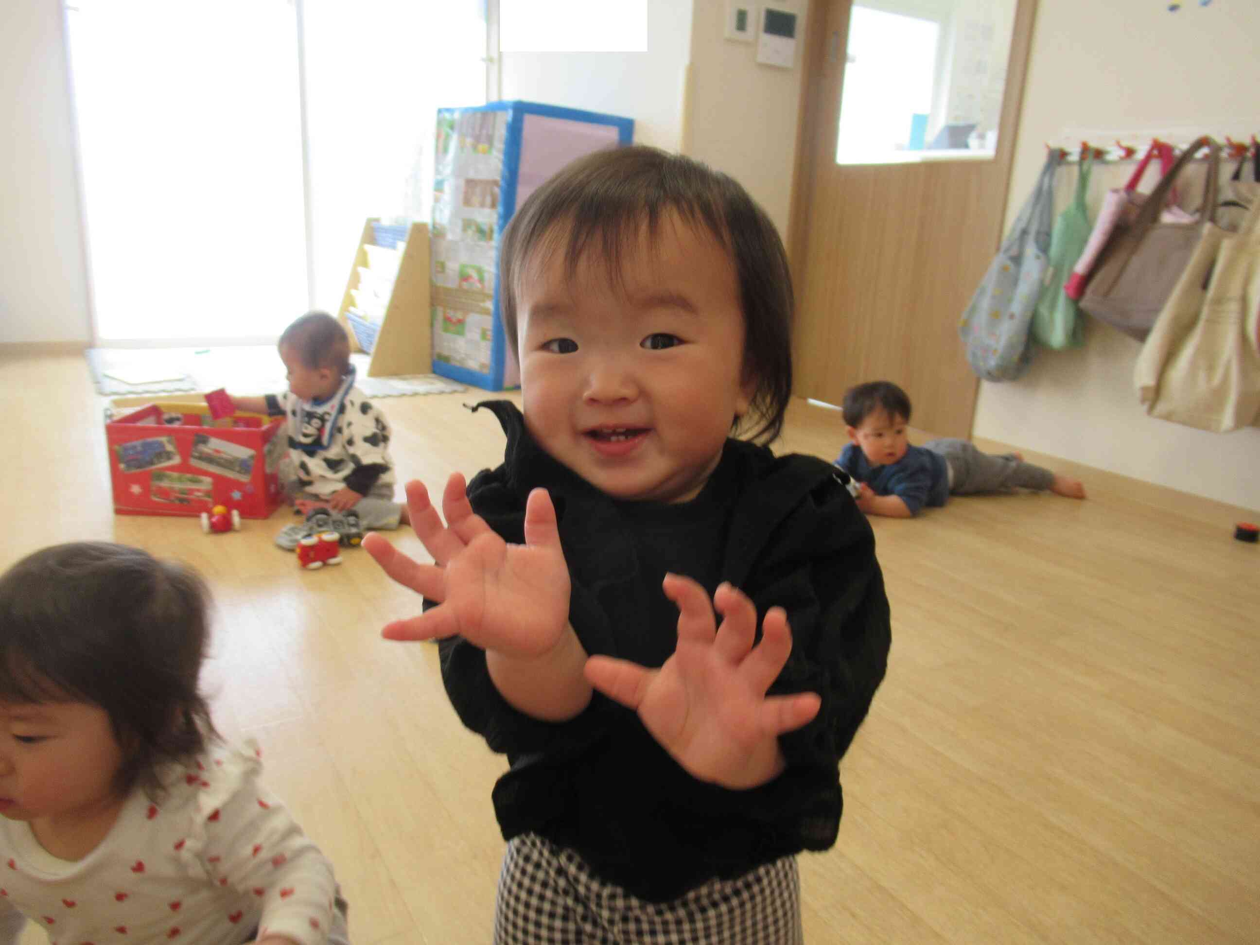 新しいお部屋　嬉しいな！【１歳児あひる組】