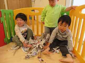 新聞遊びしたよ～♪【２歳　うさぎ組】