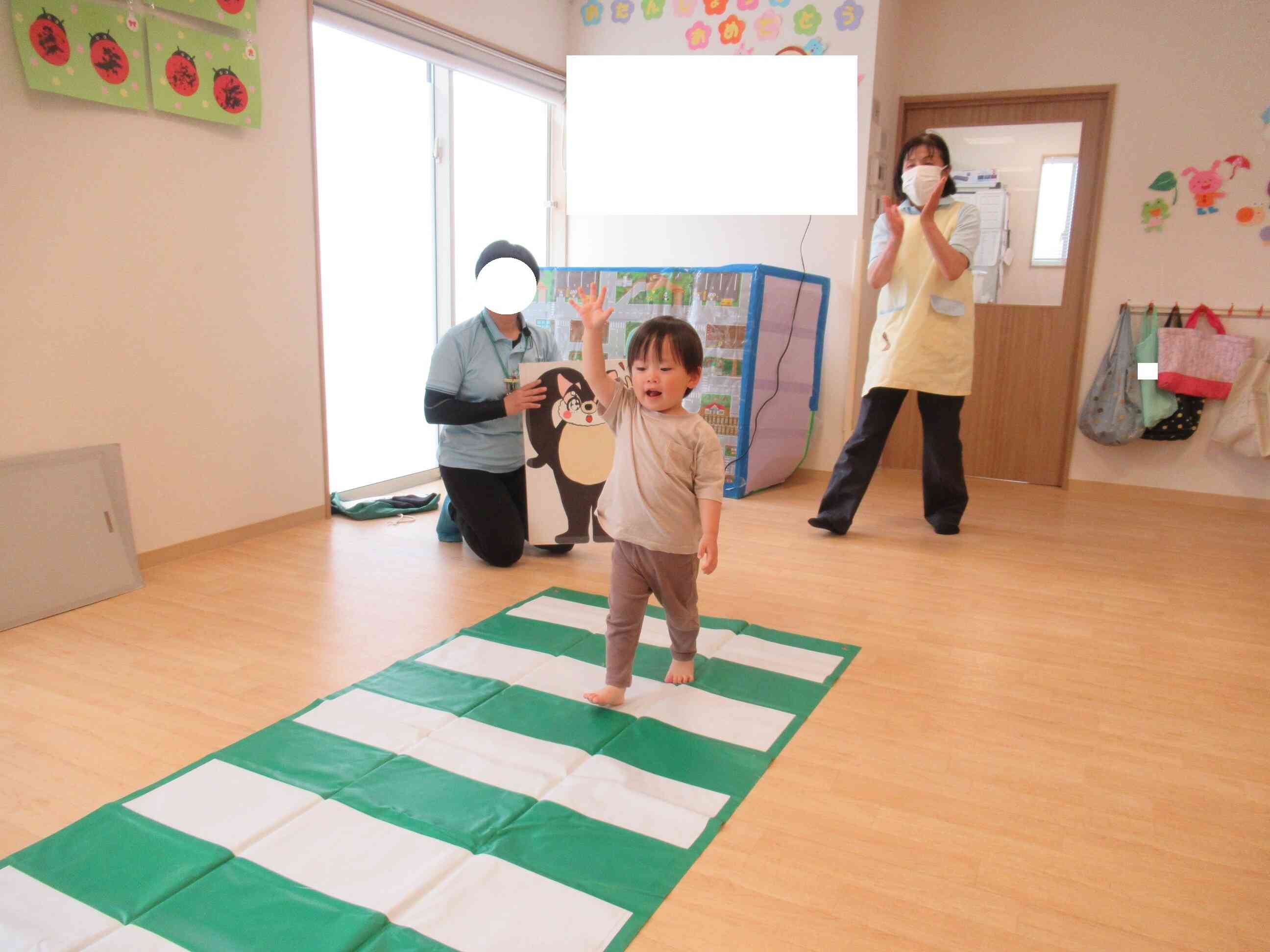 手をあげて渡ろうね
