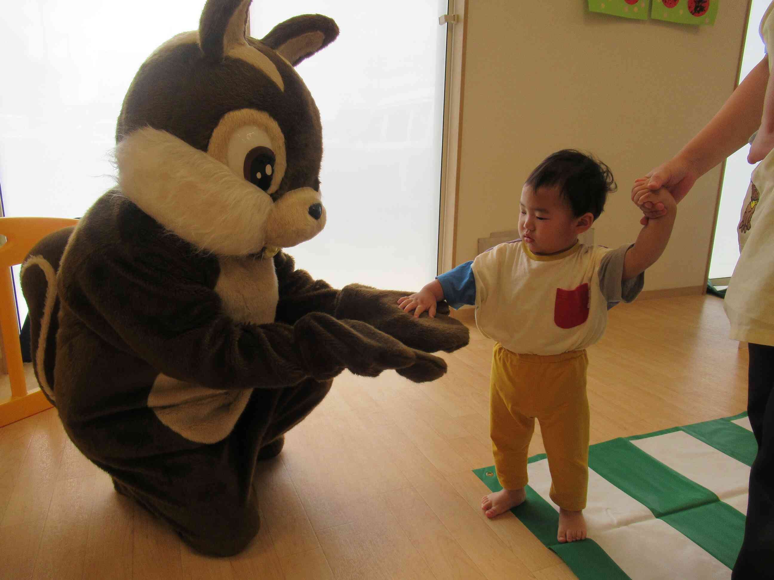 最後はリスさんとタッチ！嬉しいね！
