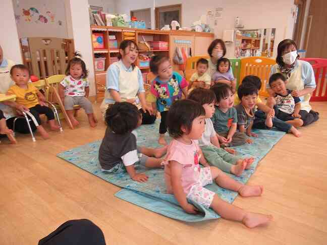 大型絵本にみんな釘付け‼︎ “だるまさんのー”“めっ‼︎”