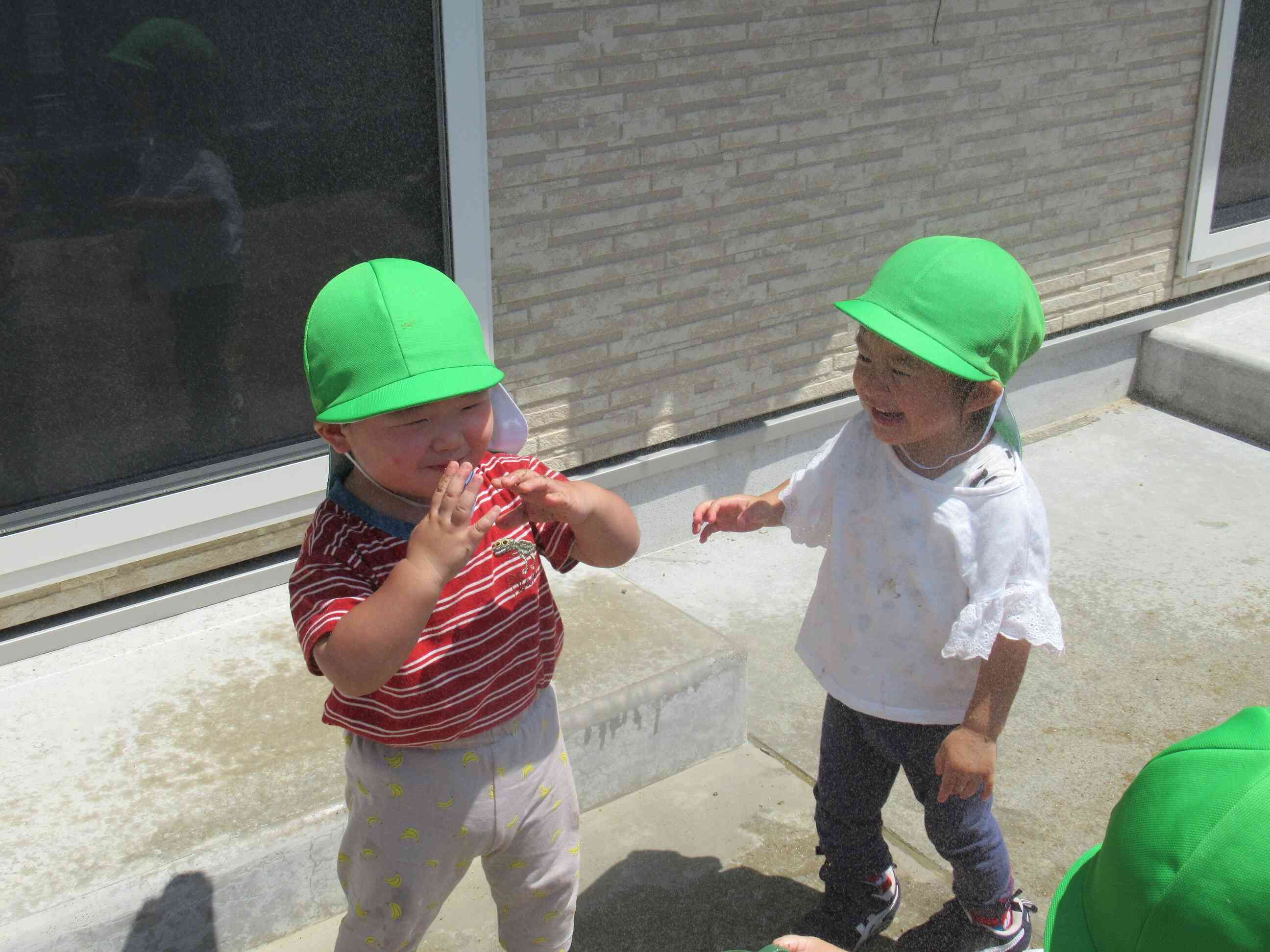 お庭で遊ぼう！【1歳児　あひる組】