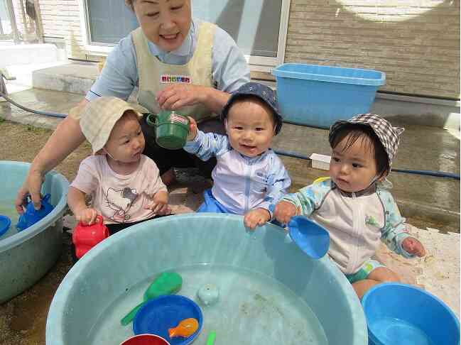 仲良く水あそびを楽しでいるひよこ組さん♬