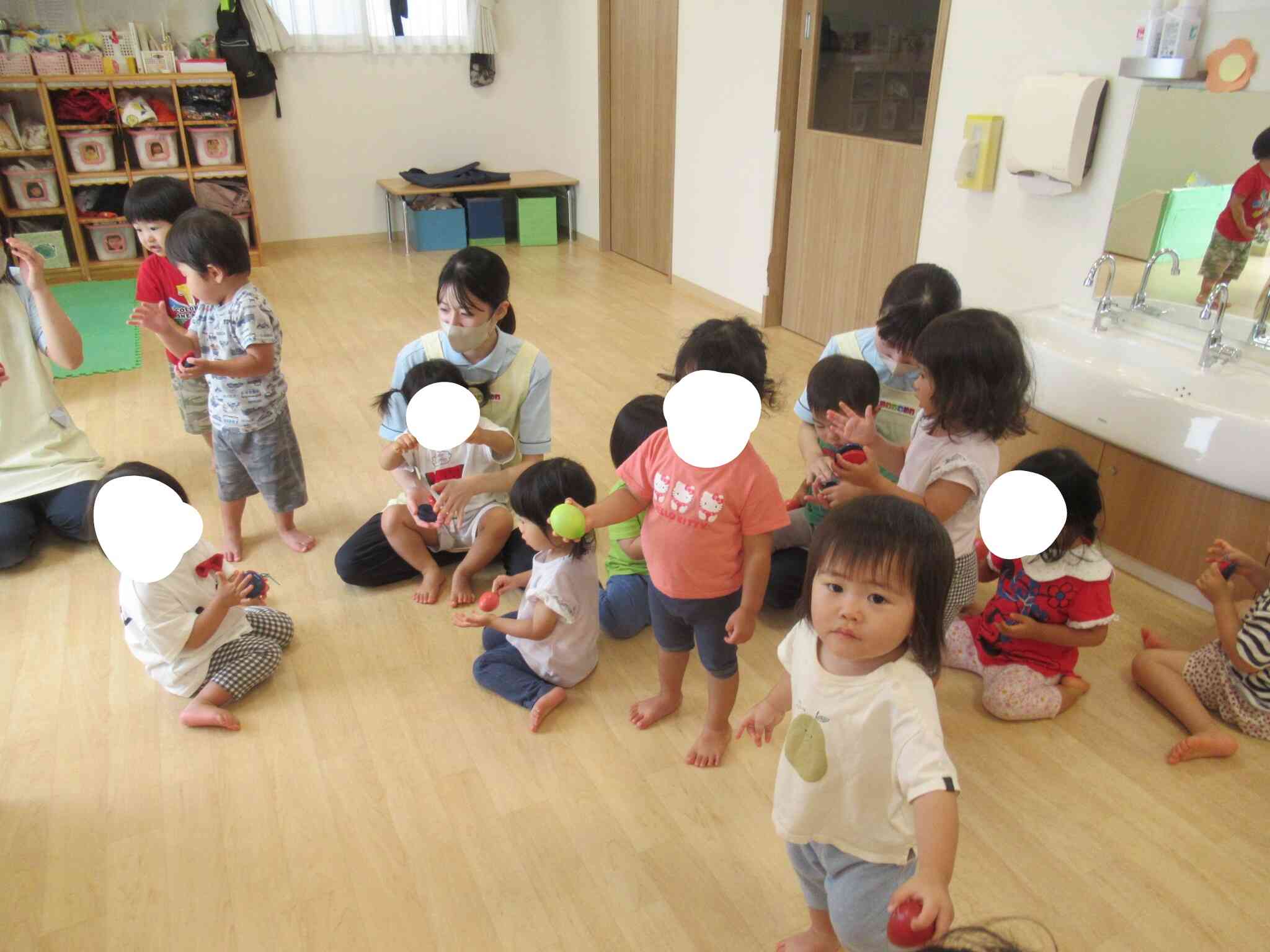 『きらきらぼし』の歌に合わせて楽器を鳴らしたよ！みんな上手だな～