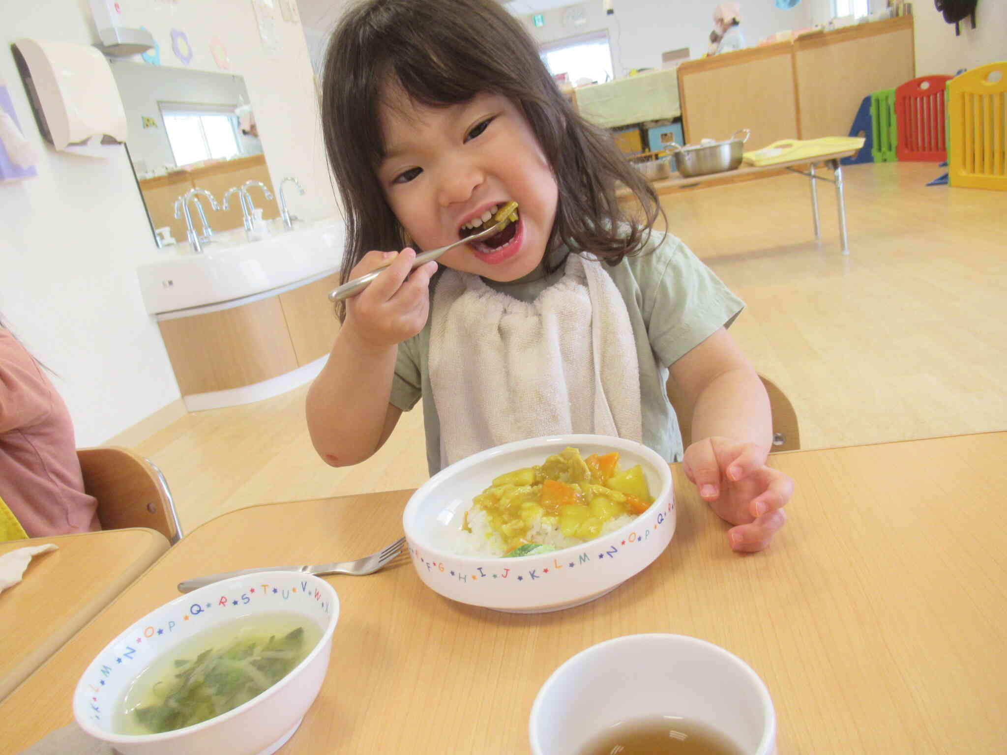 給食おいしいっ‼今日はカレーライスです。