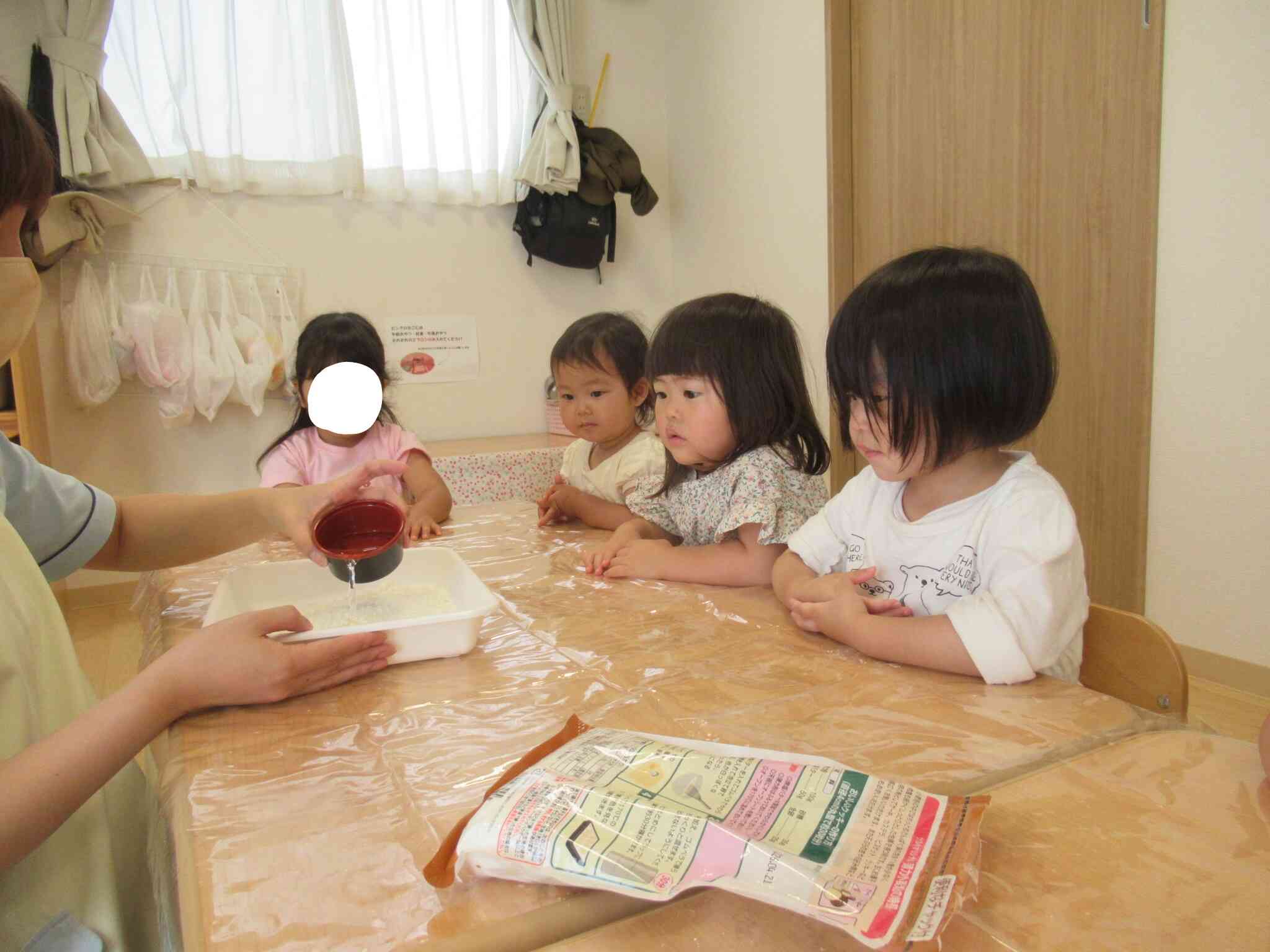 うさぎ組　小麦粉粘土で遊んだよ