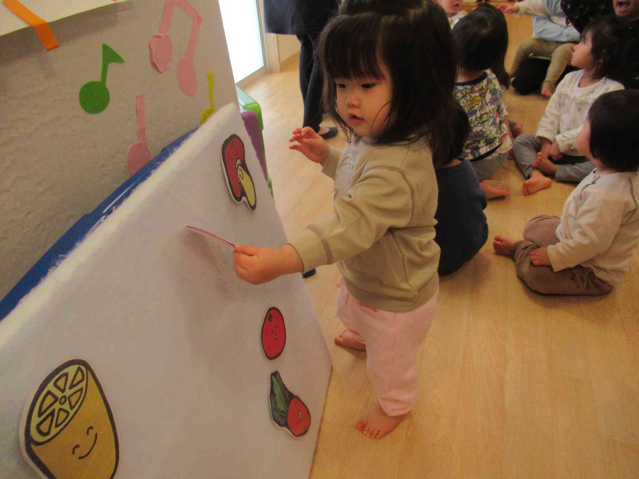 ひよこ組さん興味津々のリトミック