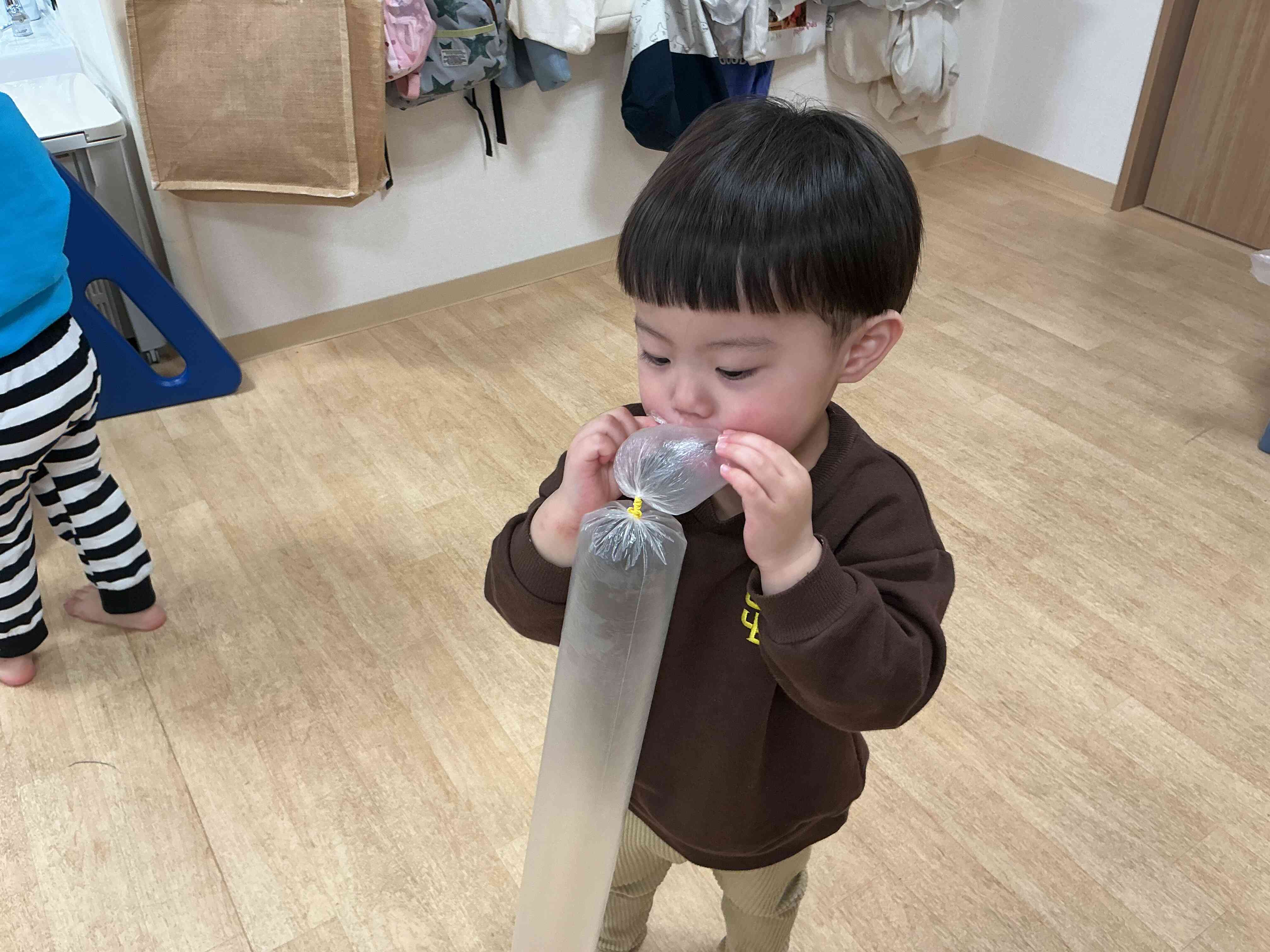 シャカシャカ棒で遊んだよ(1歳児：あひる組)