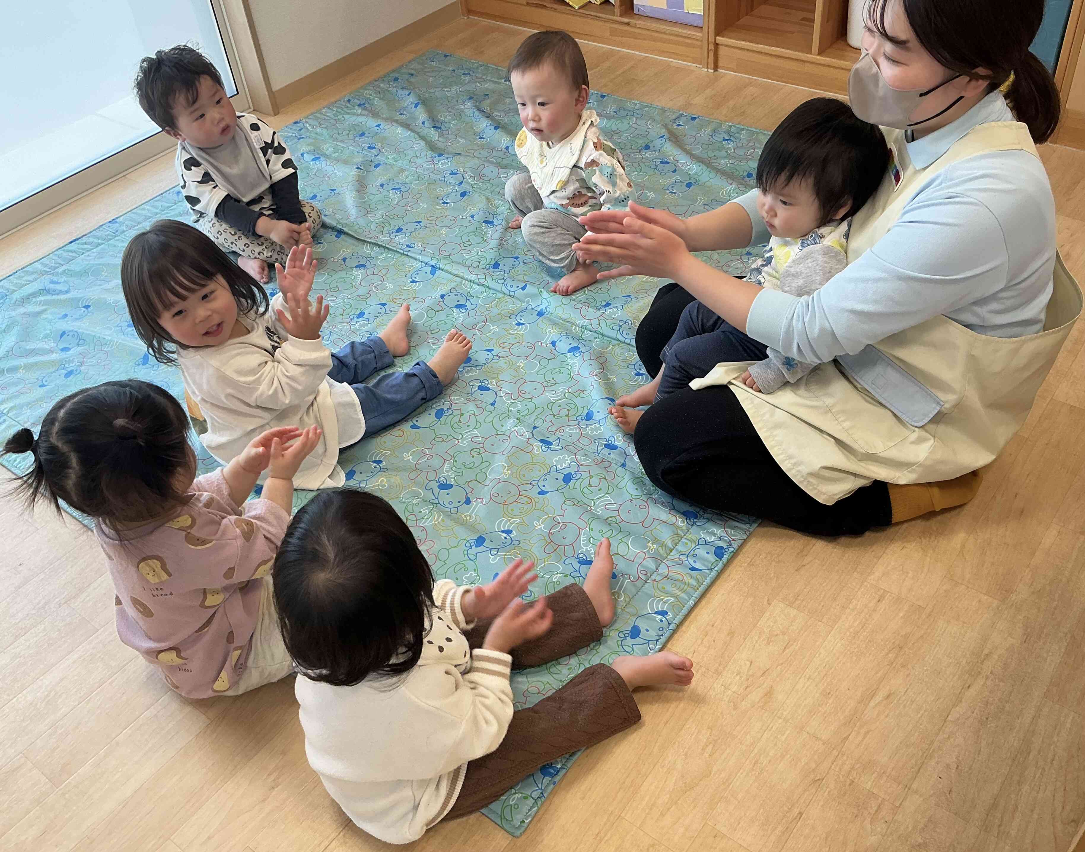 帰りの会の様子(０歳児：ひよこ組)