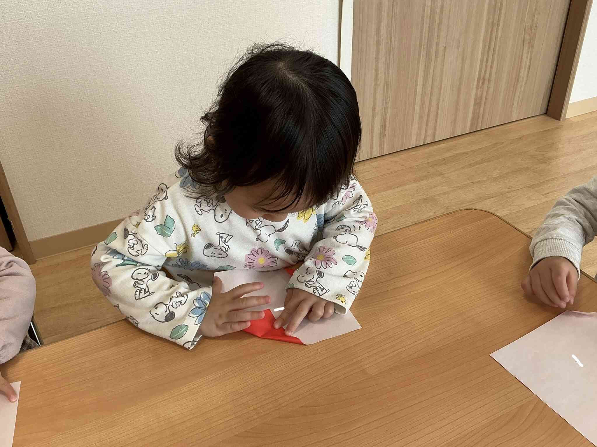 折り紙でりんごを作ったよ(２歳児：うさぎ組)