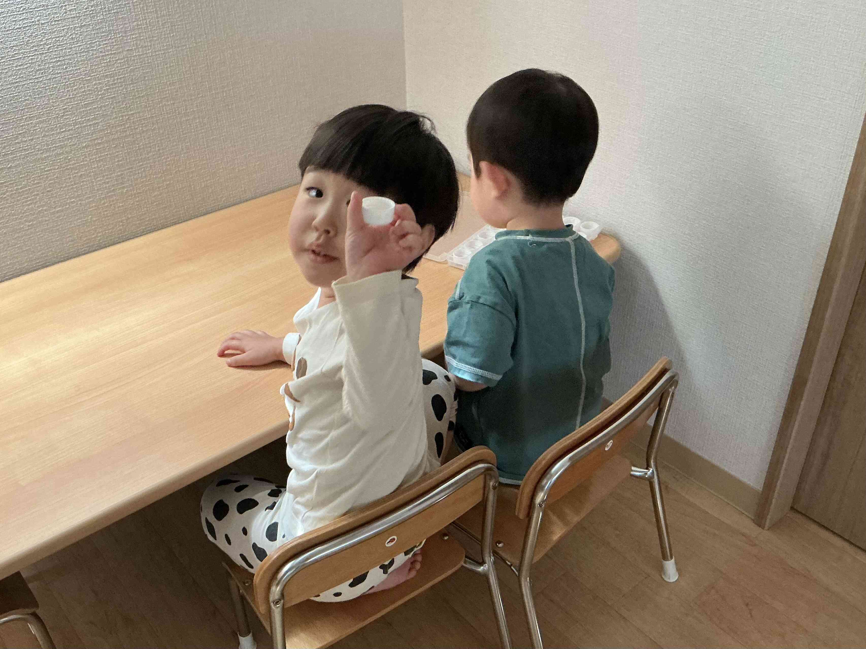 一緒にね (2歳児：うさぎ組)