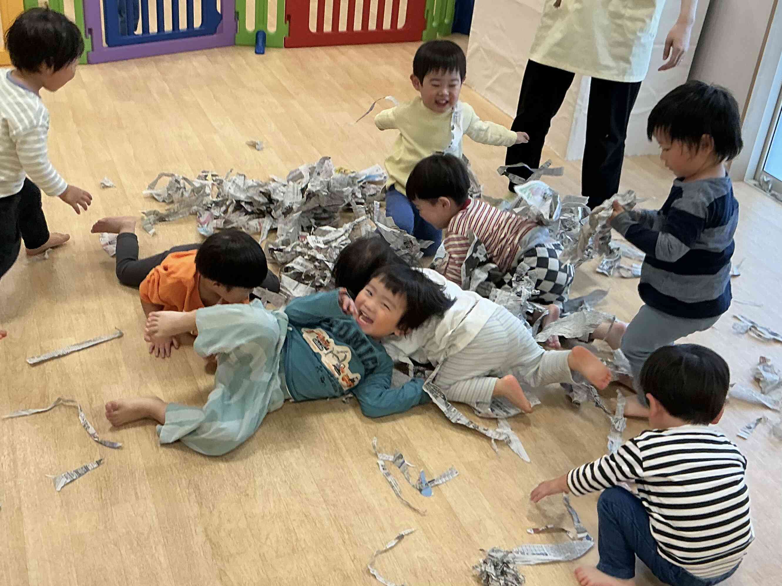 集めた新聞紙が「3!2!1!」で降ってきたー!