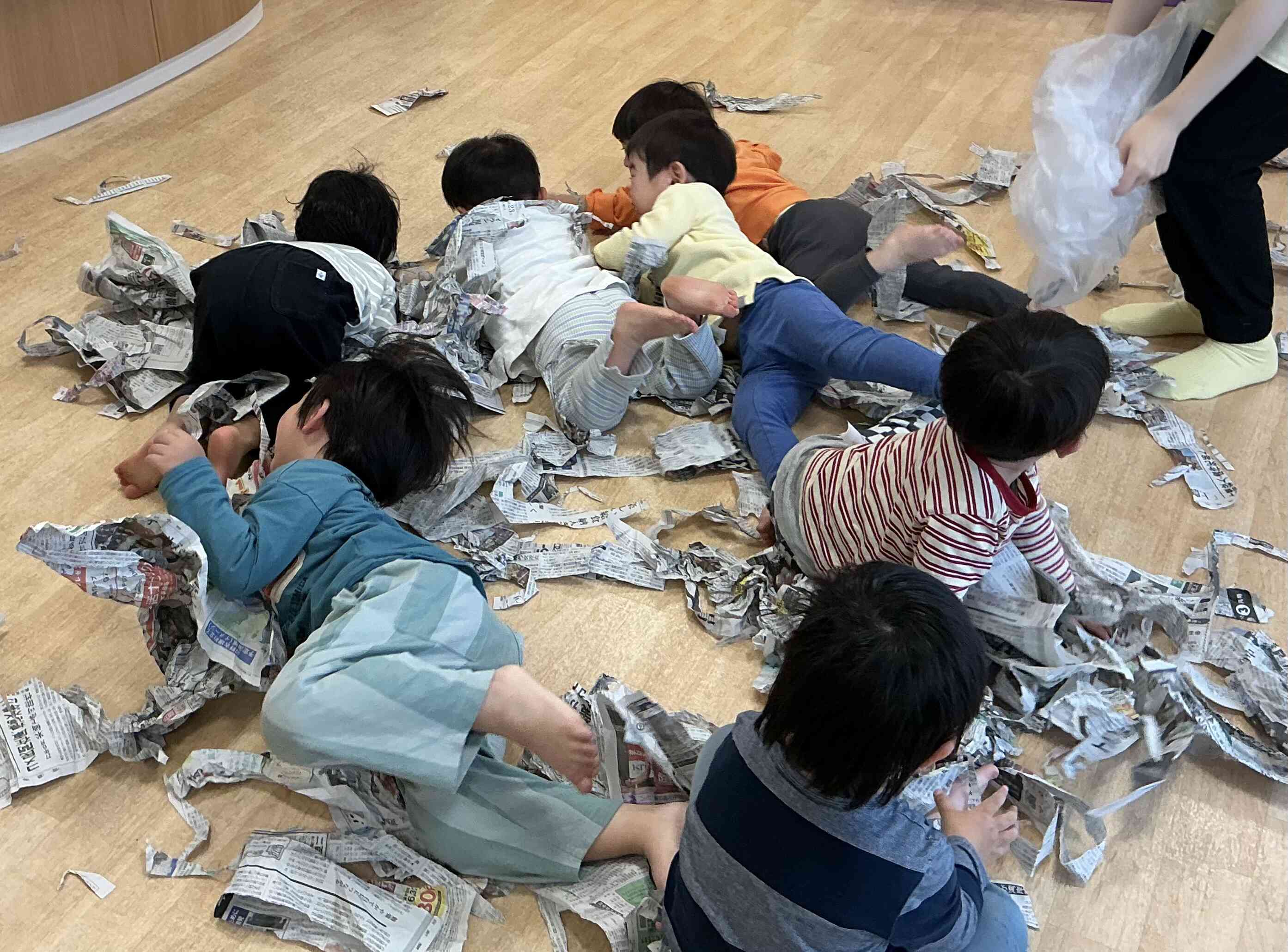 新聞紙とおともだち　Day1！(2歳児：うさぎ組)
