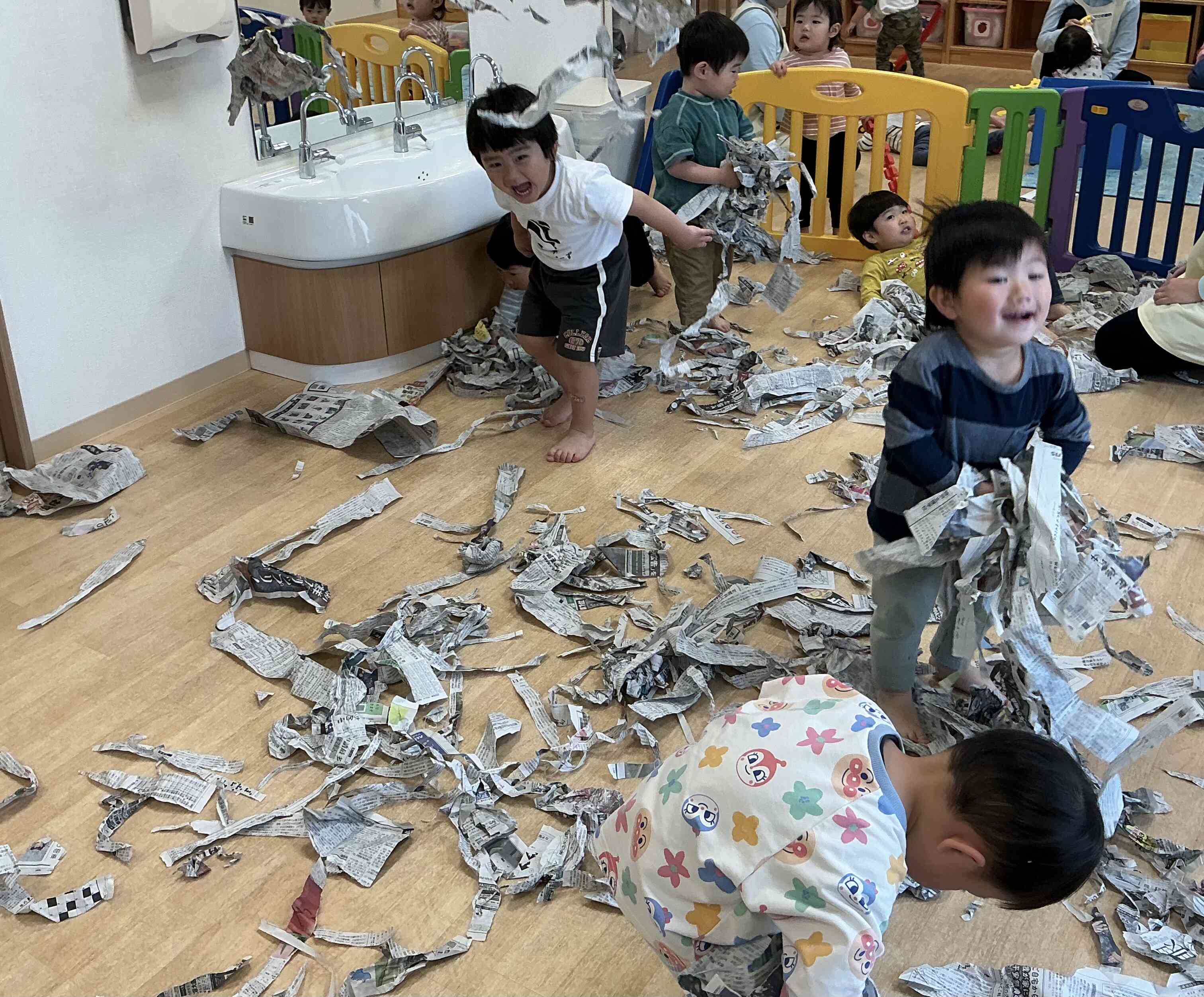 新聞紙とおともだち　Day2！(2歳児:うさぎ組)