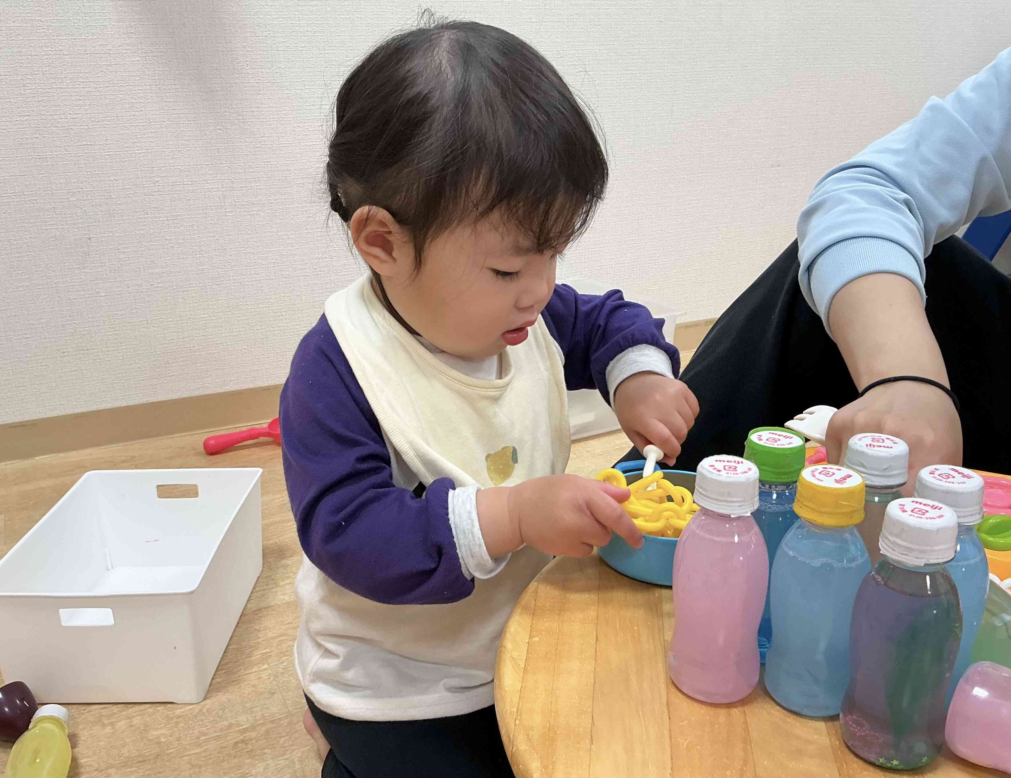 あひる組のおままごと(あひる組:1歳児)
