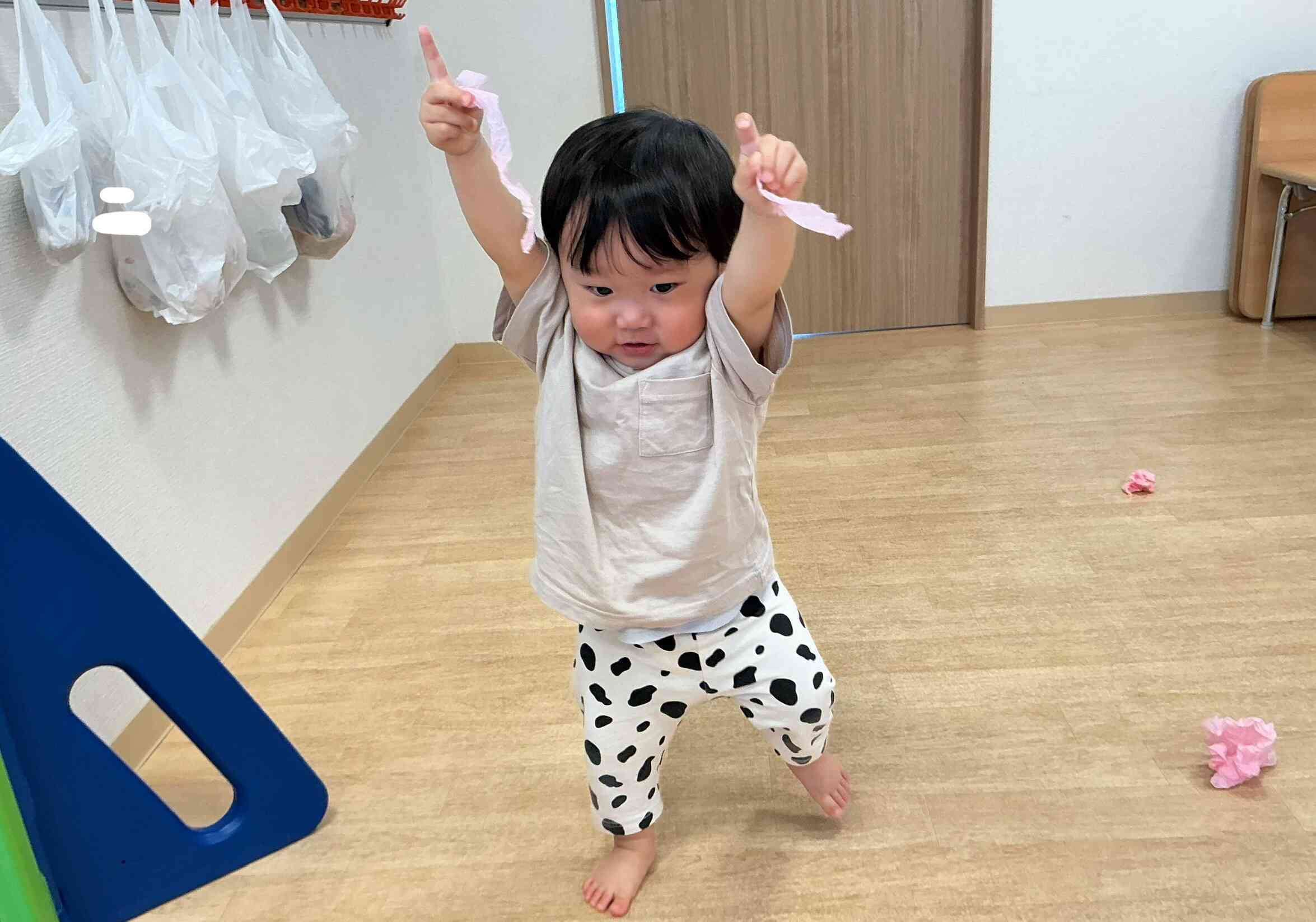 お花紙あそび(あひる組：1歳児)