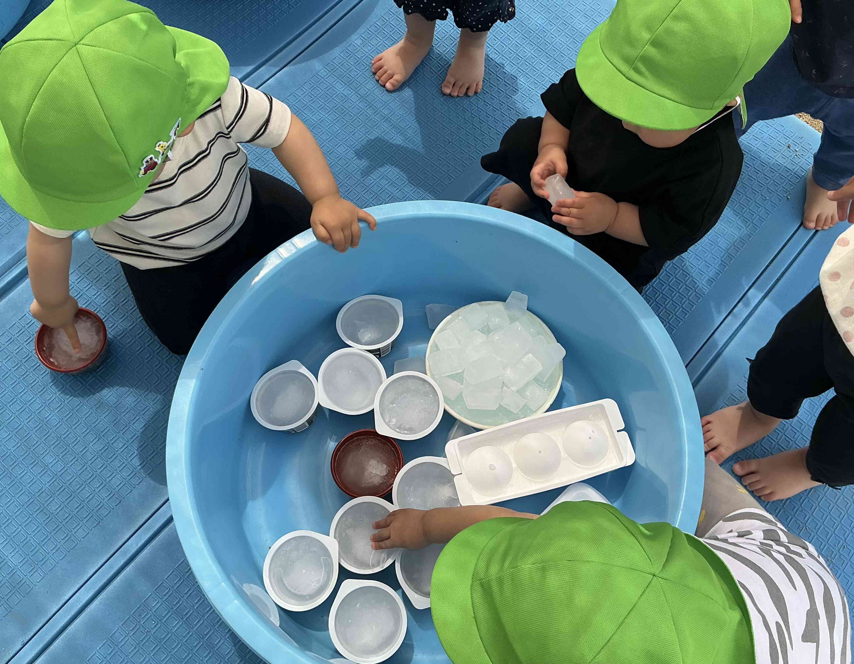 氷遊び(あひる組:1歳児)