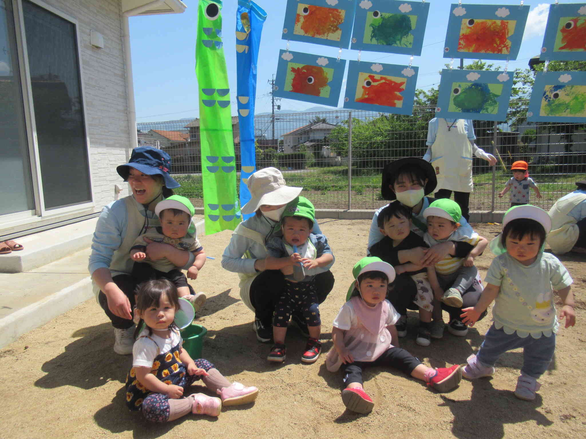 こいのぼりと一緒に記念撮影