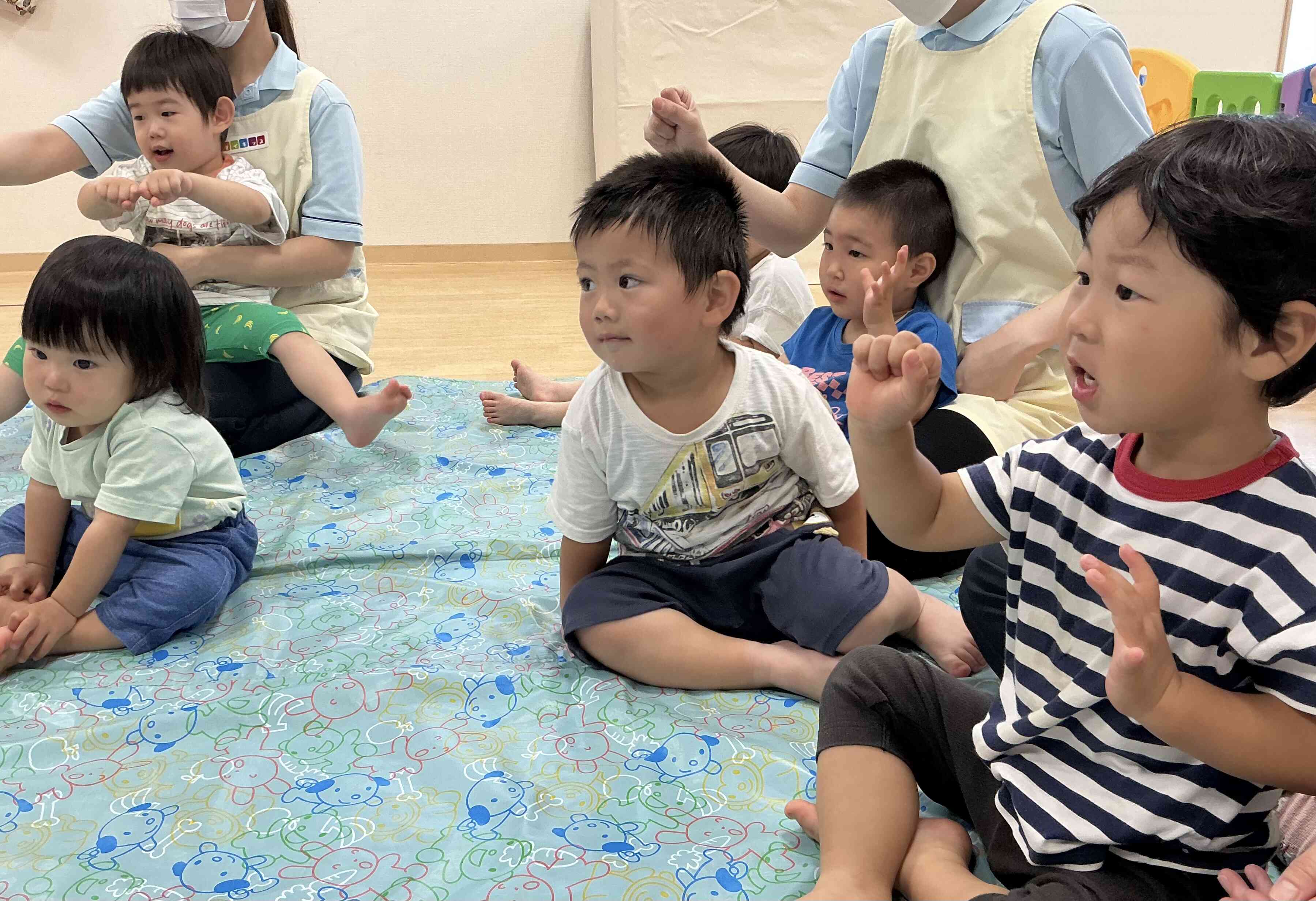 「いもむし」は「キャタピラー」