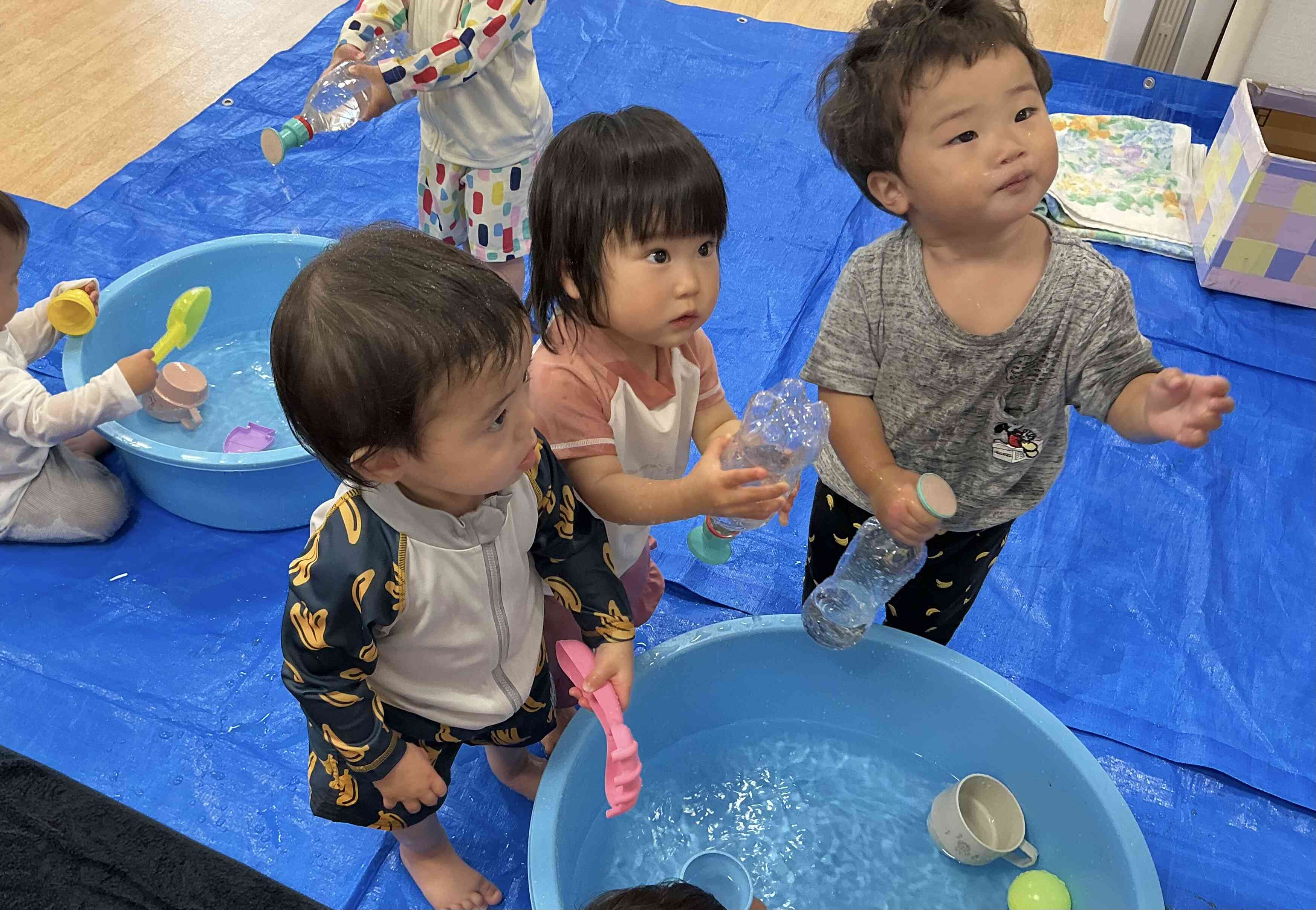 お部屋で水遊び(あひる組:1歳児)