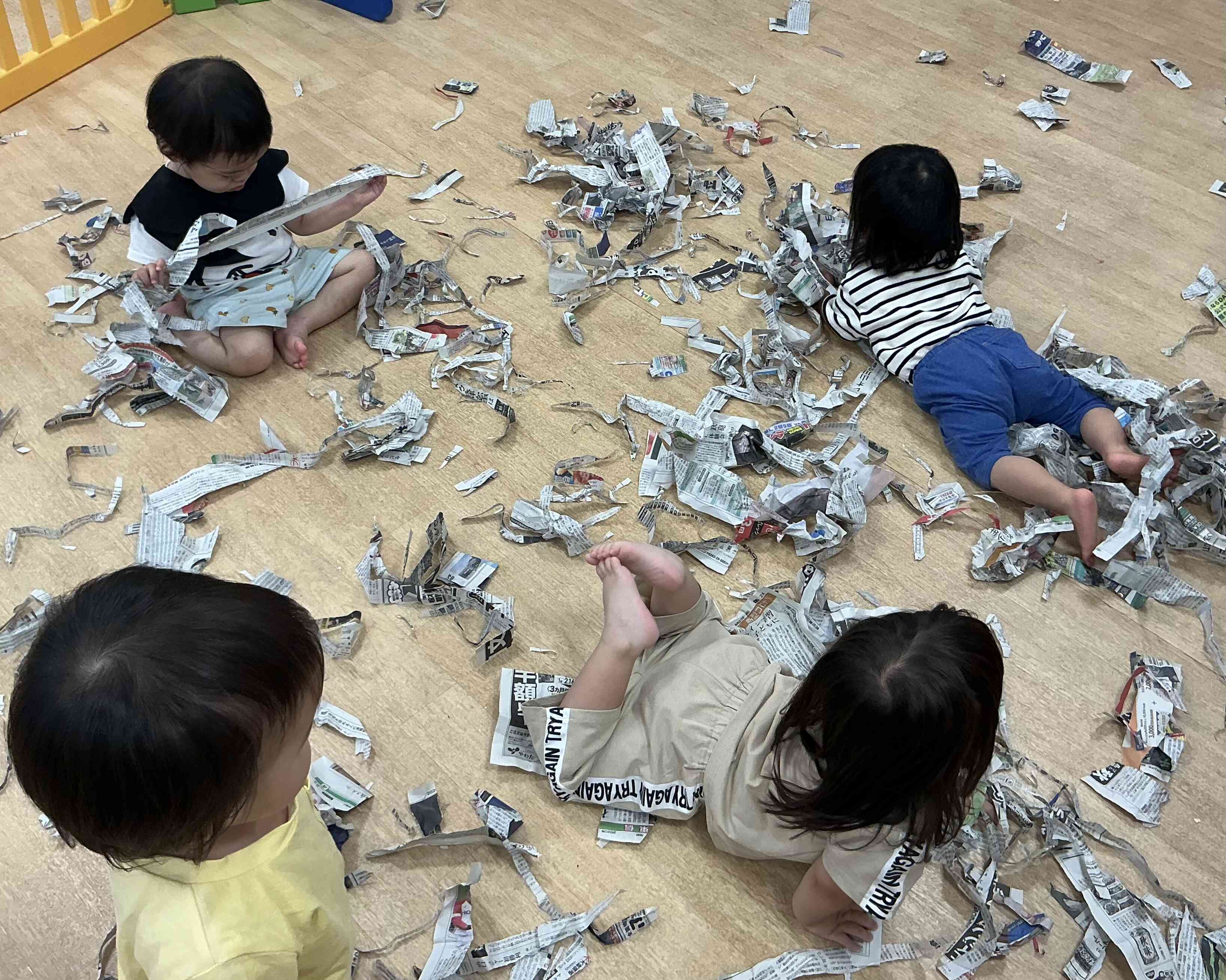 新聞紙あそび(あひる組：1歳児)