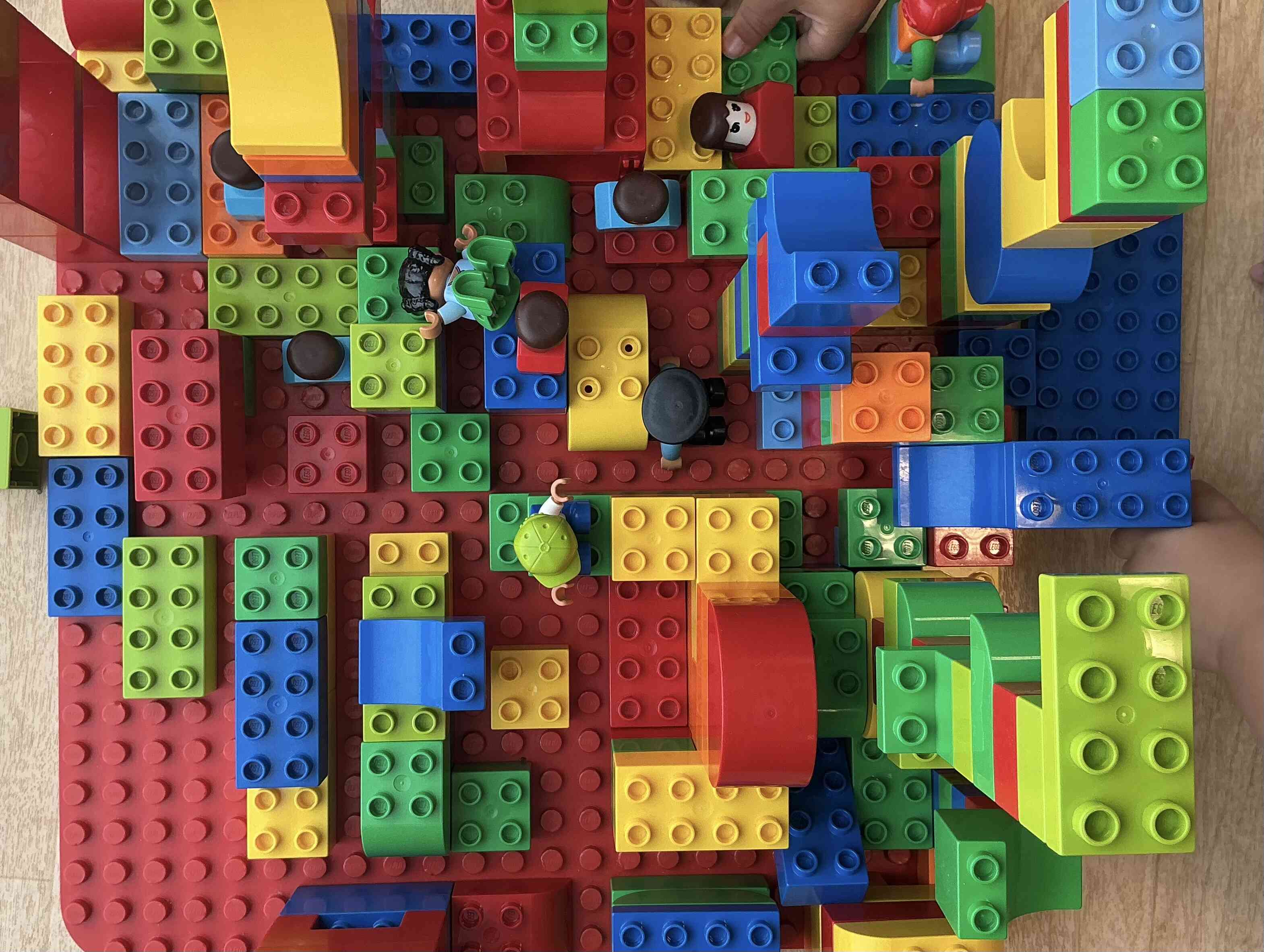 ブロックで何作る？（2歳児うさぎ組）