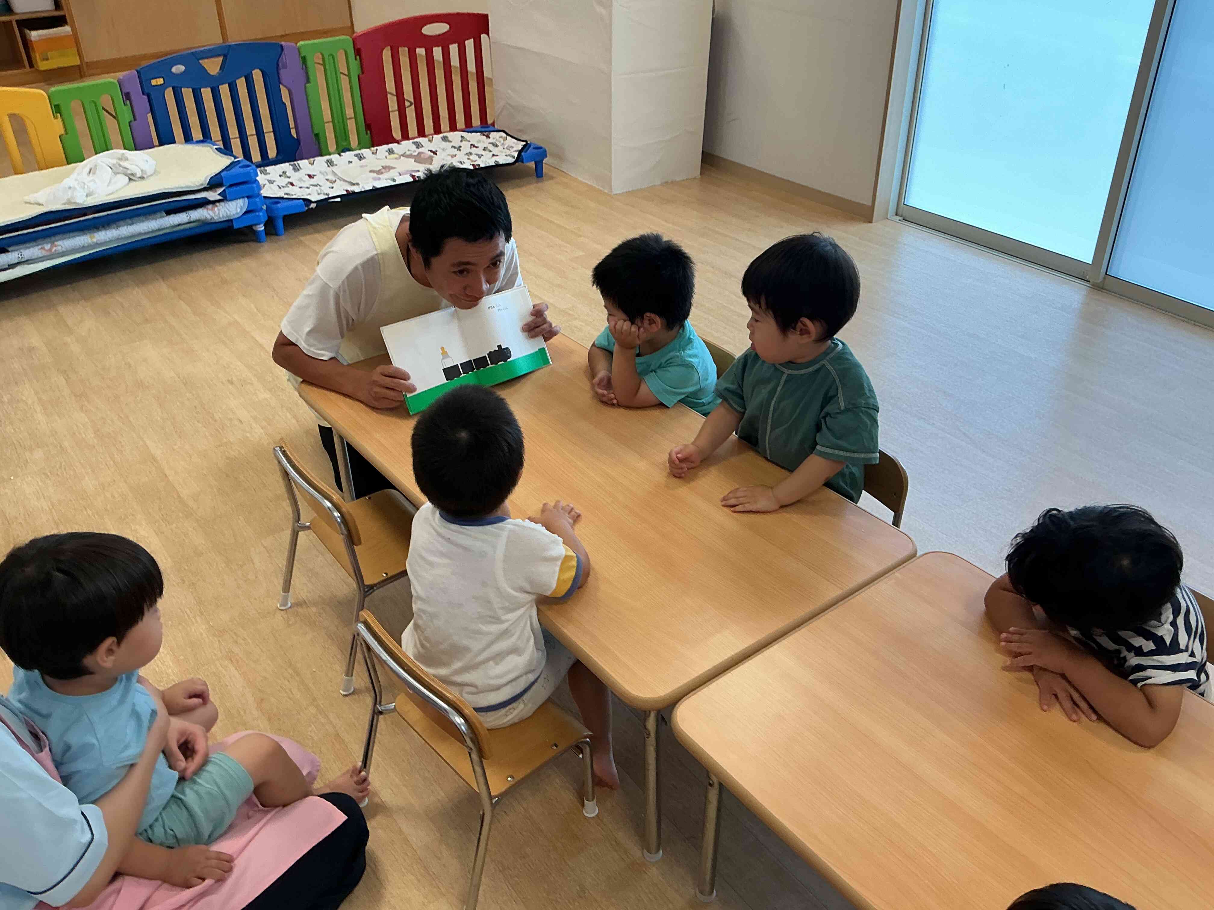 絵本の読み聞かせ