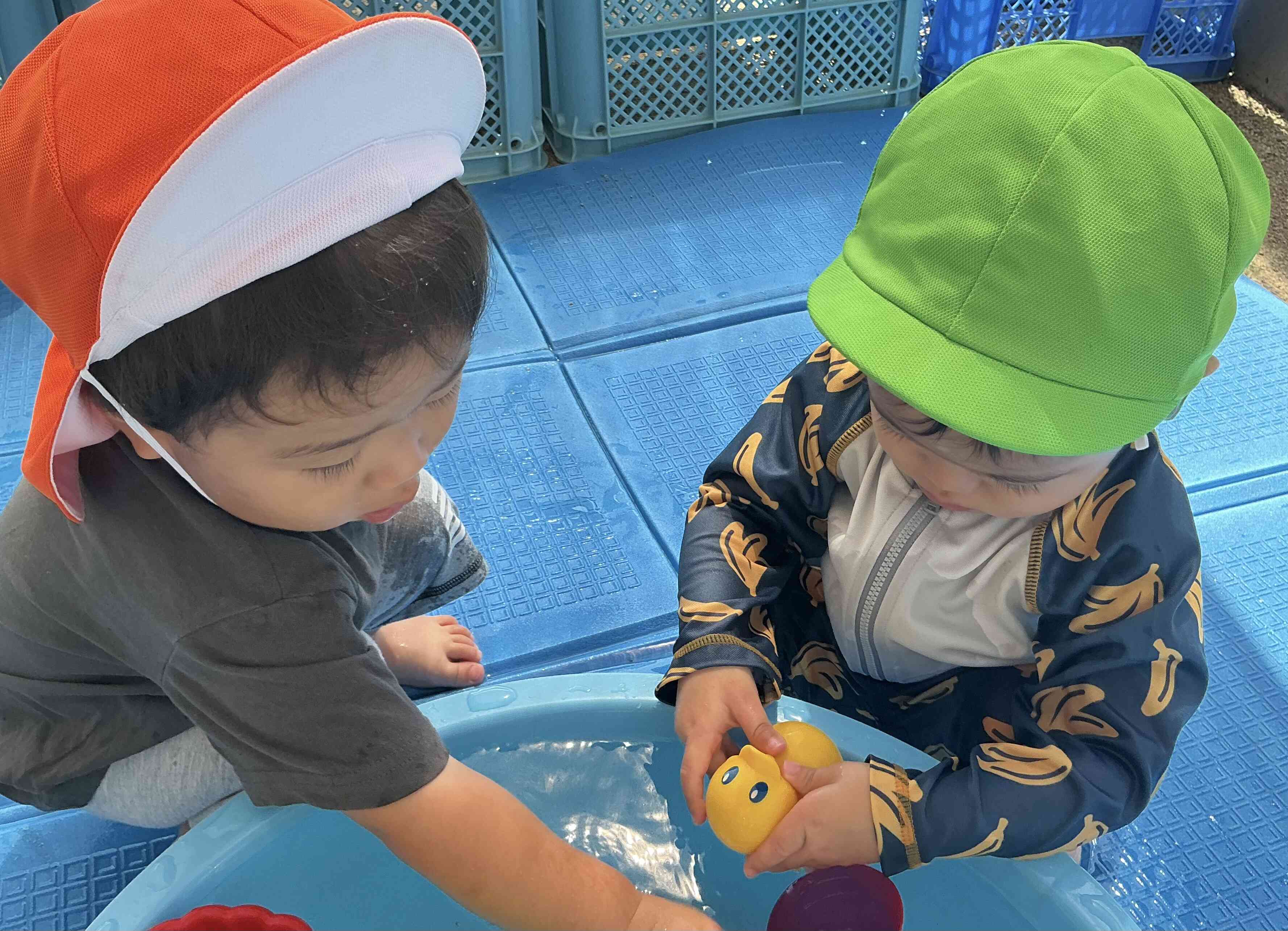 園庭で水遊び(1歳児:あひる組)