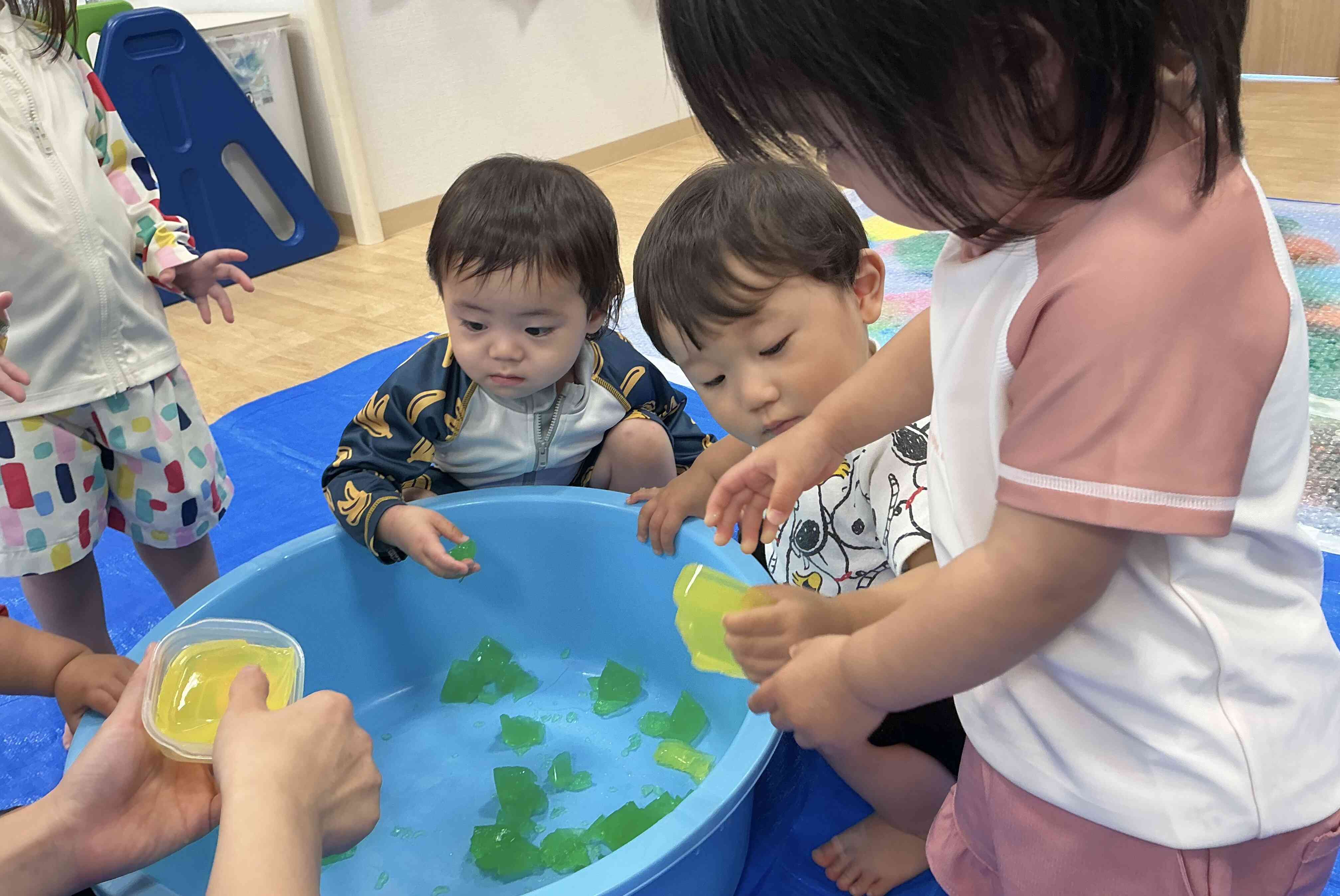 寒天あそび（1歳児：あひる組）