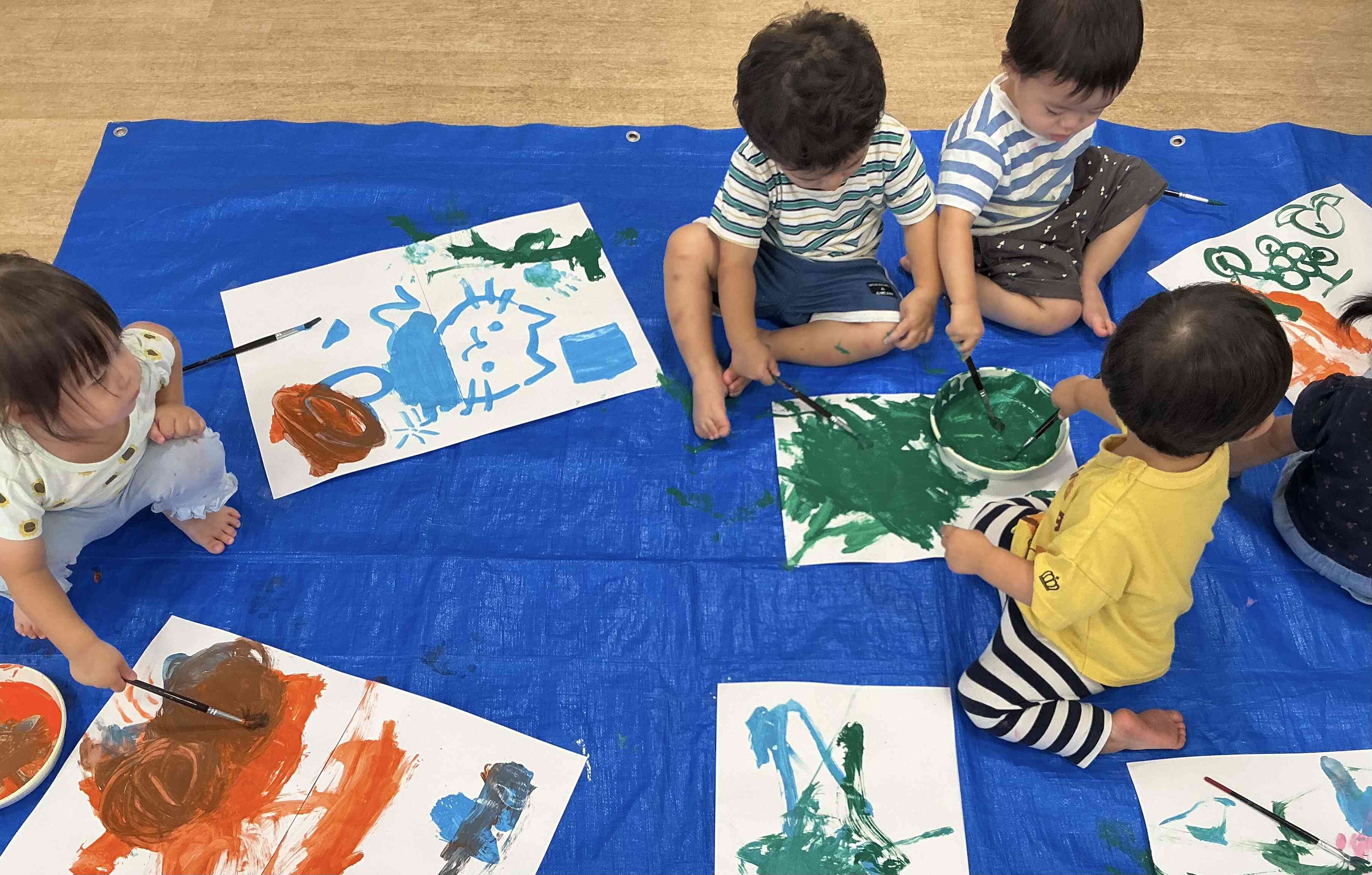 絵の具あそび(1歳児：あひる組)