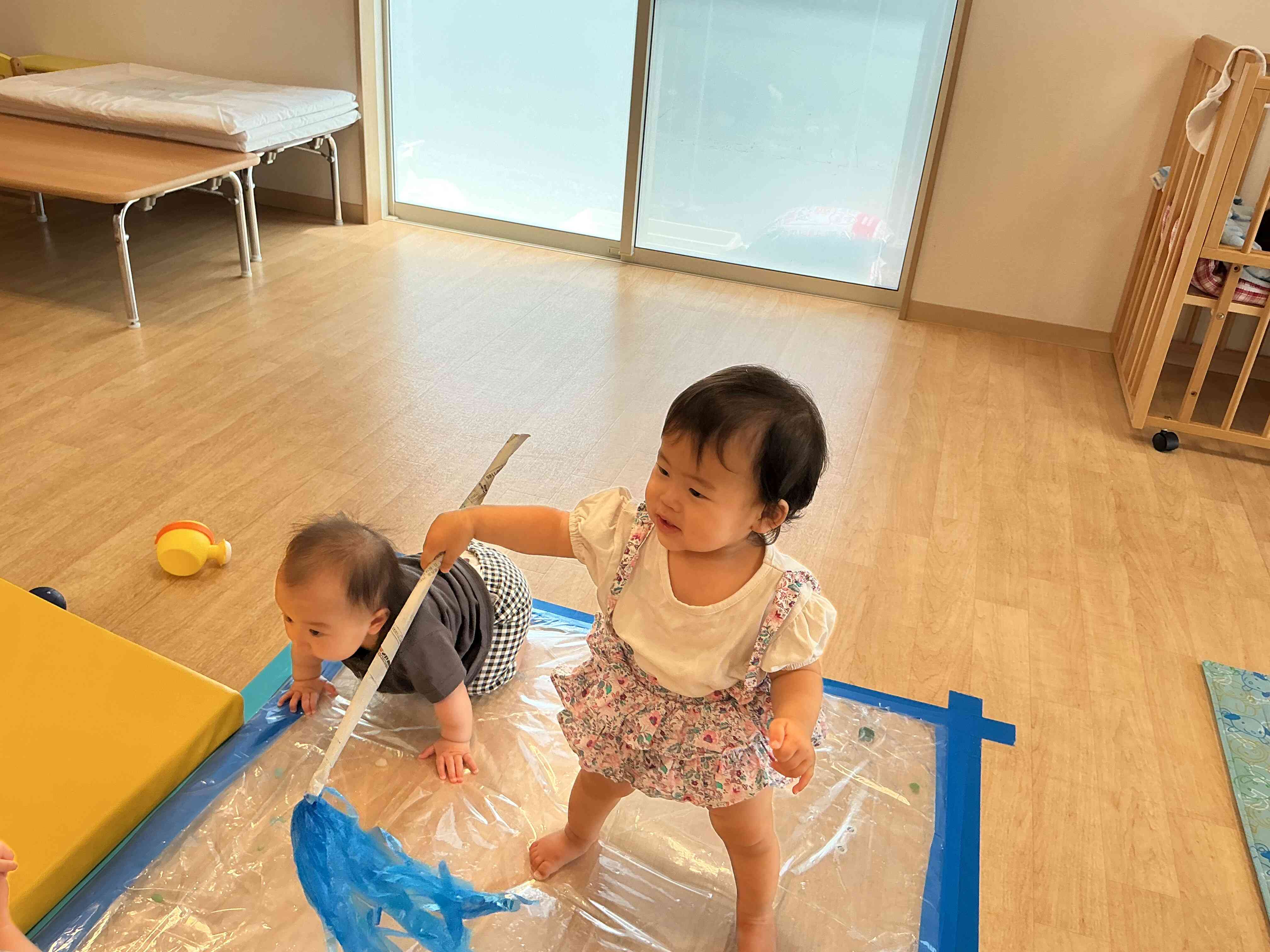 歩いたり、乗ったり、バランスをとっています