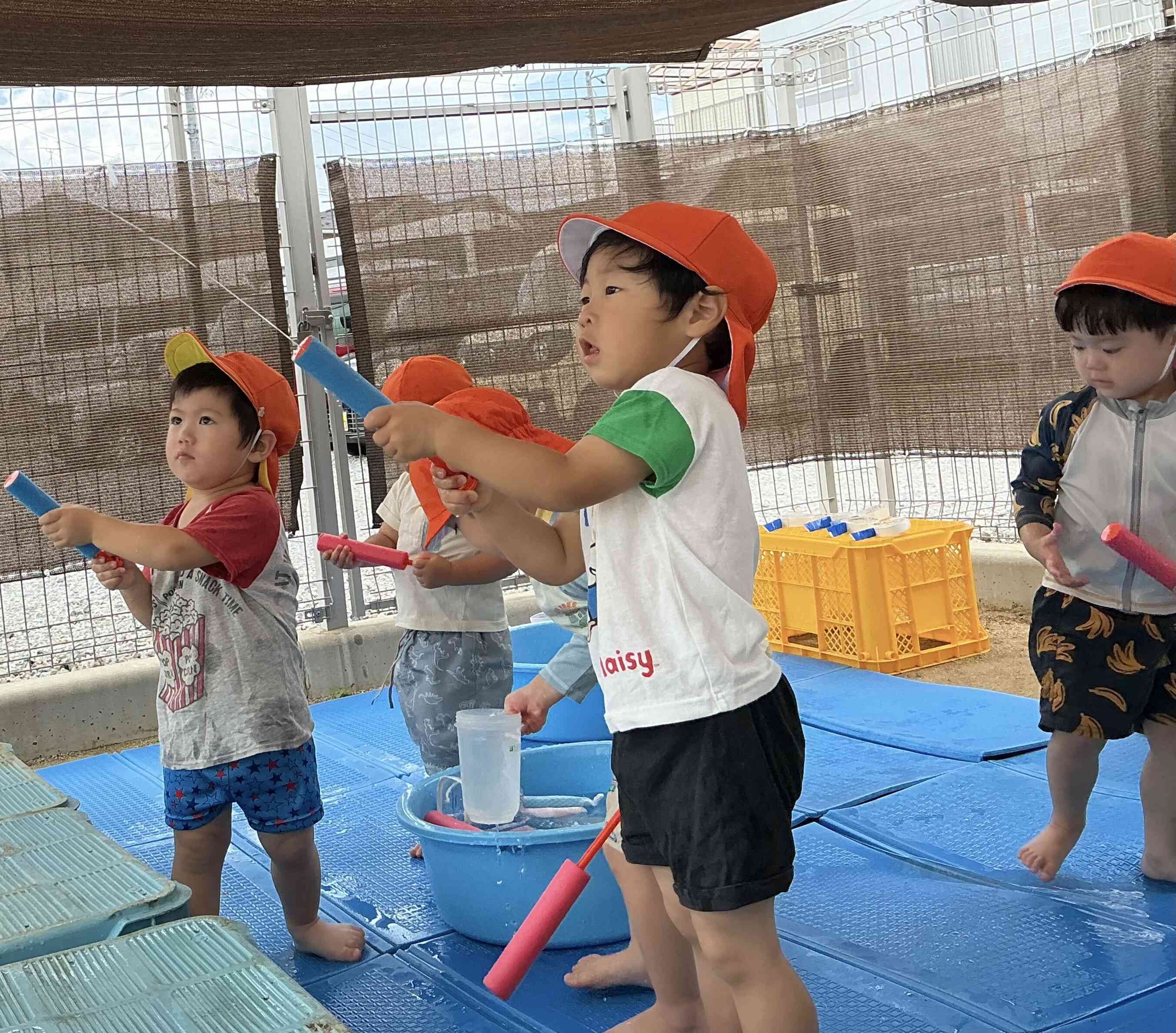 水遊び楽しんでいます(2歳児 うさぎ組)