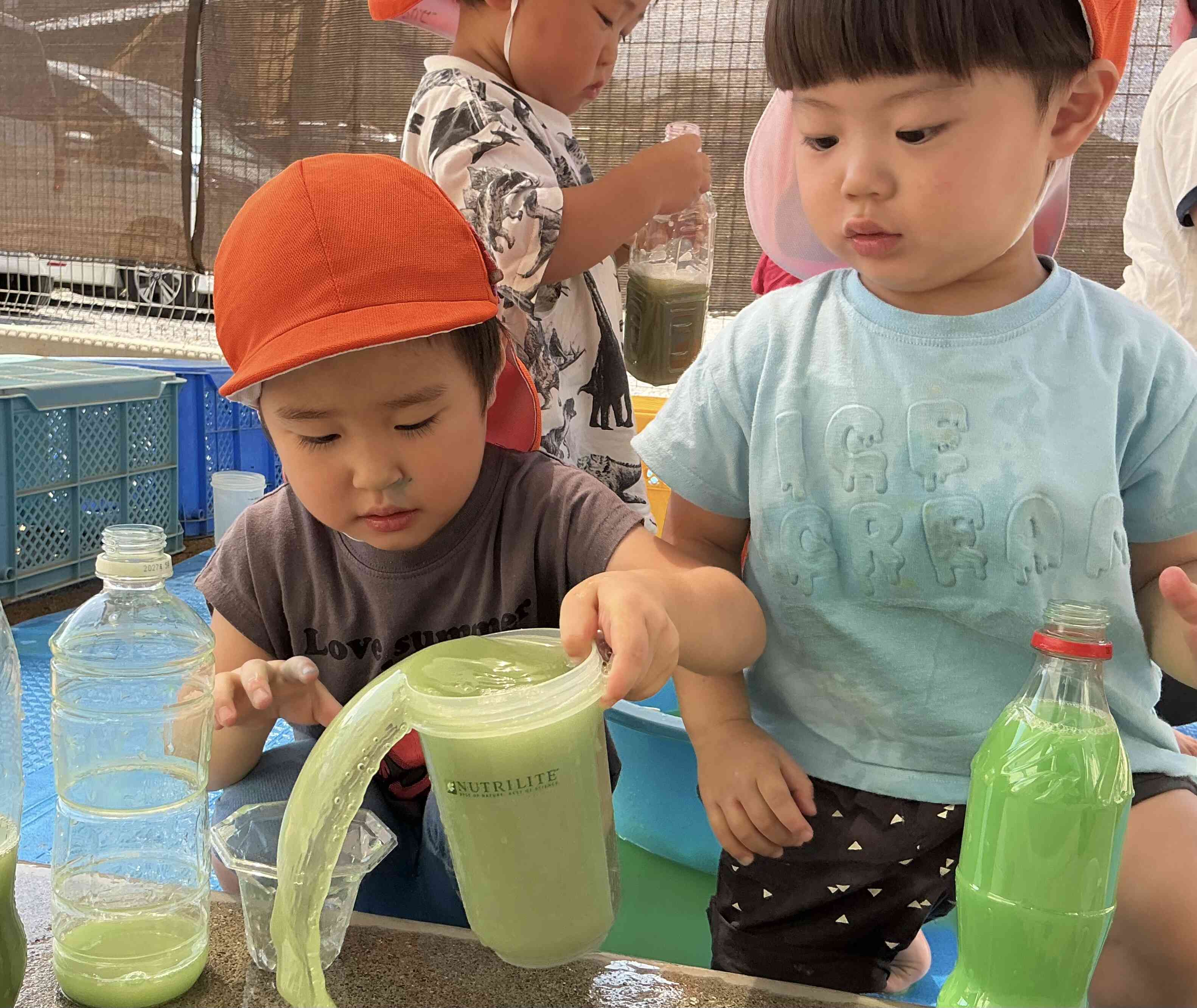 この日は色水遊び。何味のジュースができたかな?
