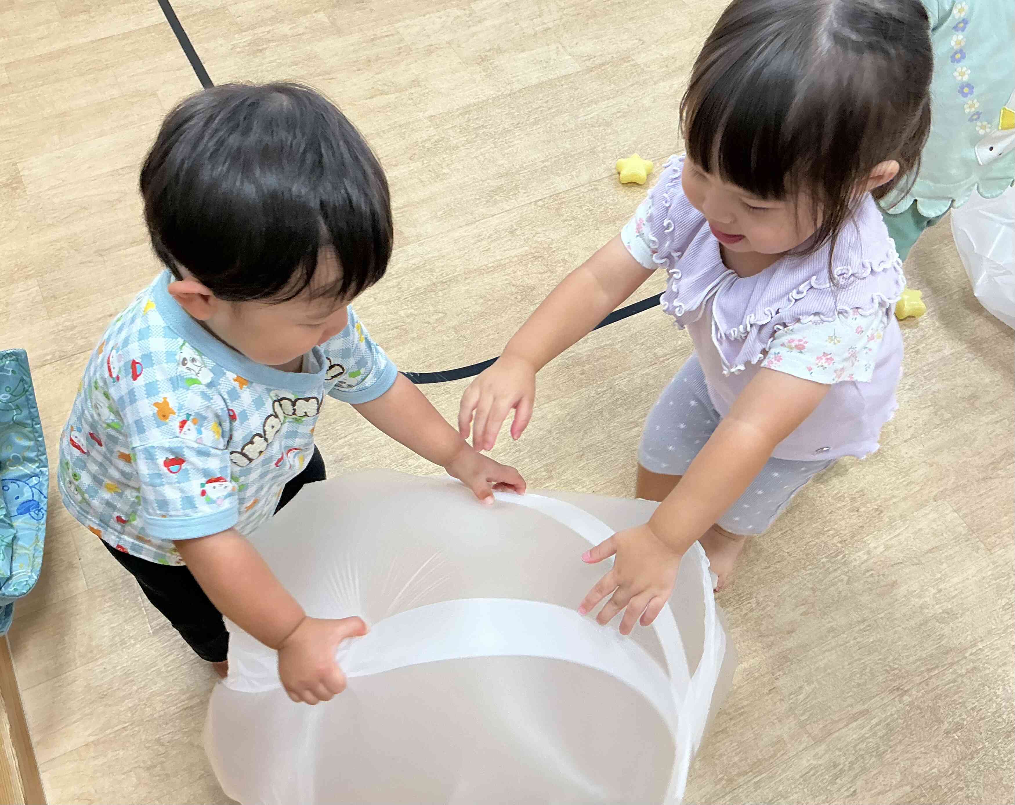 ビニール袋が大変身！（1歳児：あひる組）