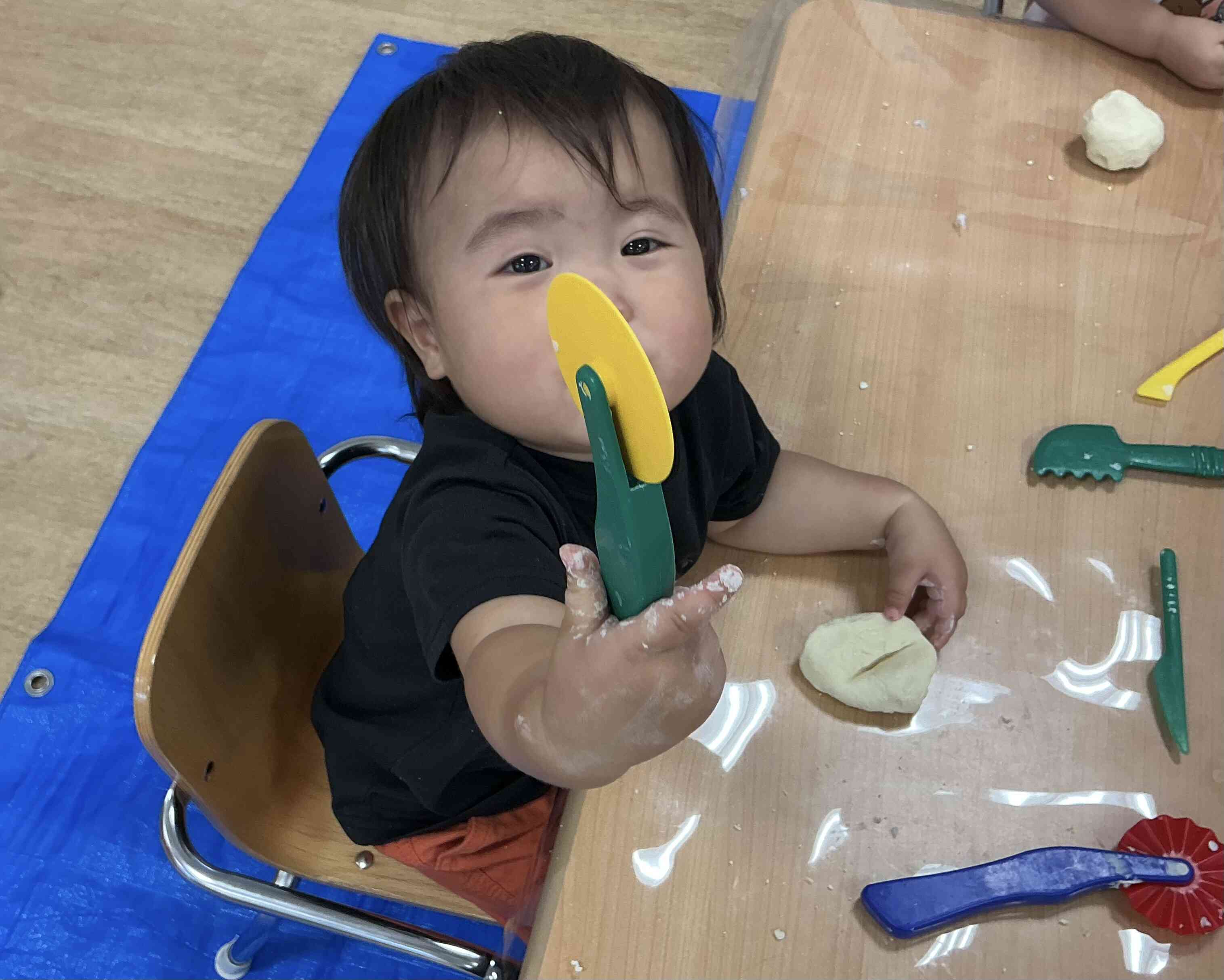 小麦粉粘土で遊びました!(1歳児:あひる組)