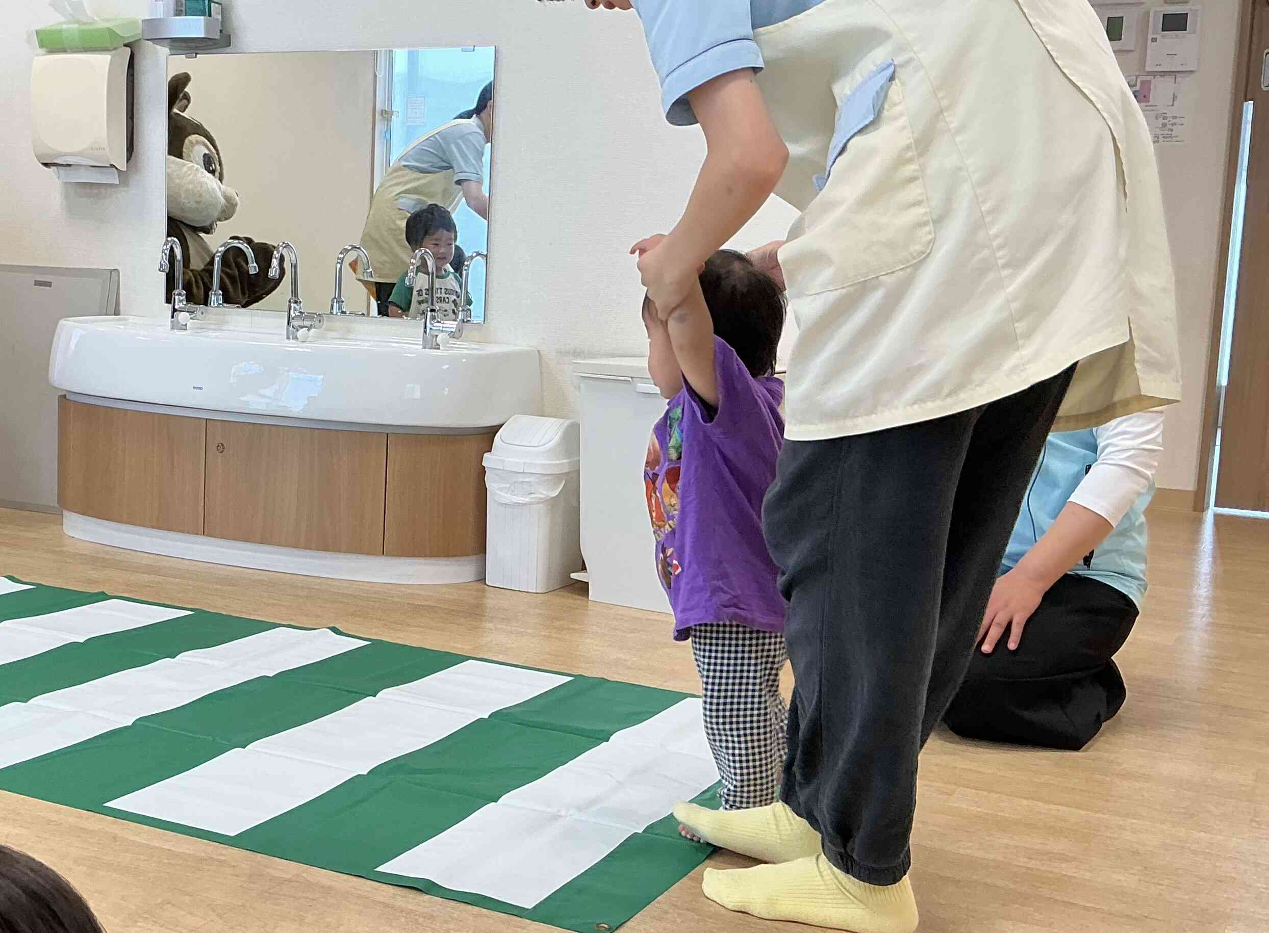 小さなお友だちも先生と一緒に挑戦!
