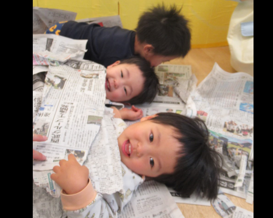 新聞紙のお布団に、みんなでゴロン。一緒だと楽しいね！