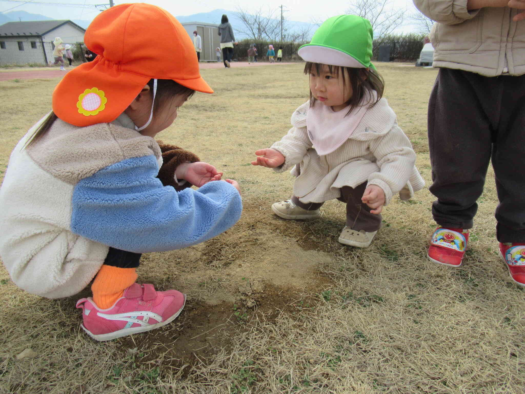 うさぎ組さんと遊ぶと、はじめての経験がいっぱいで楽しいね