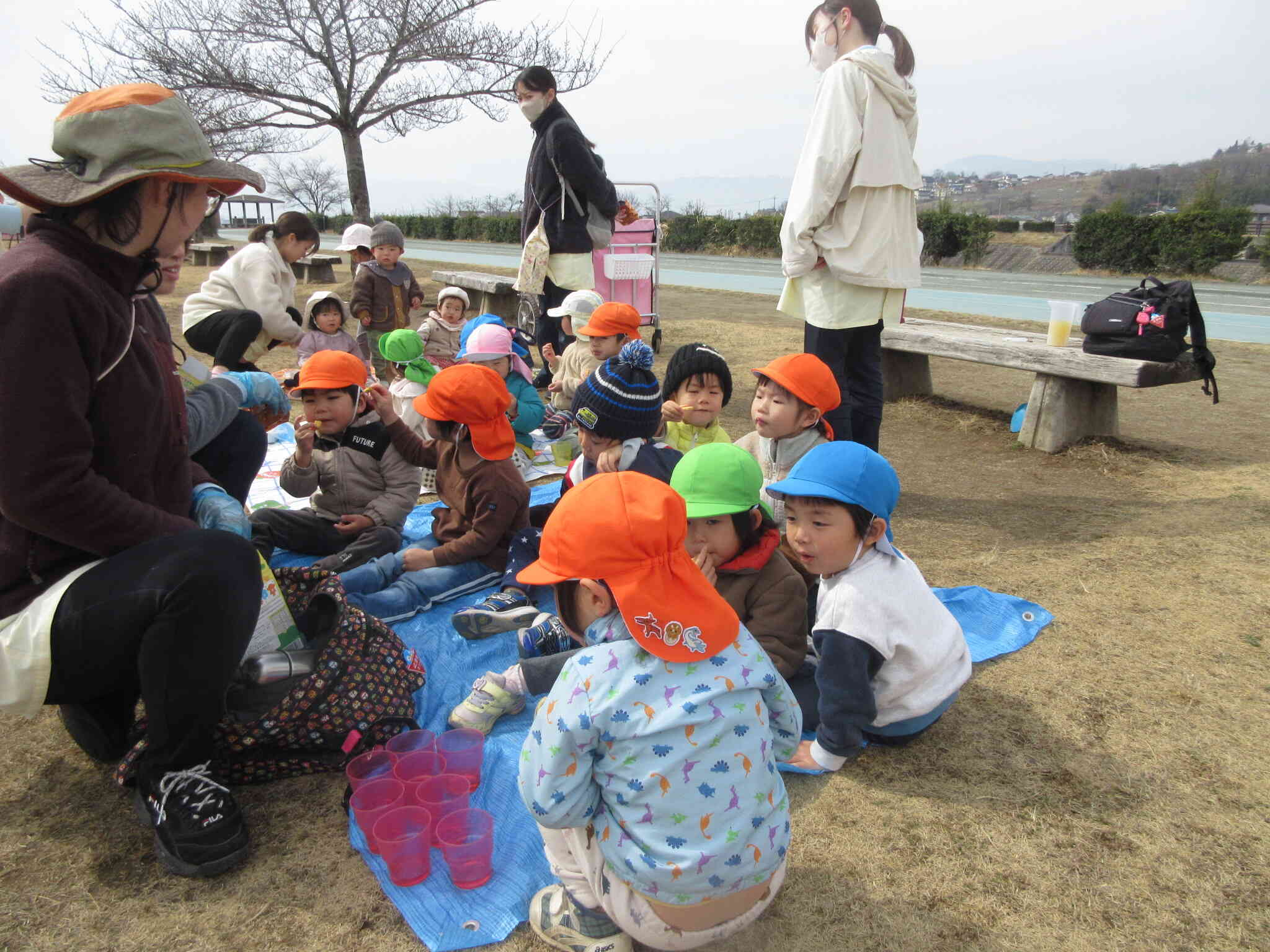 おやつを持って、全園児一緒にみんなの大好きな公園へ来たよ