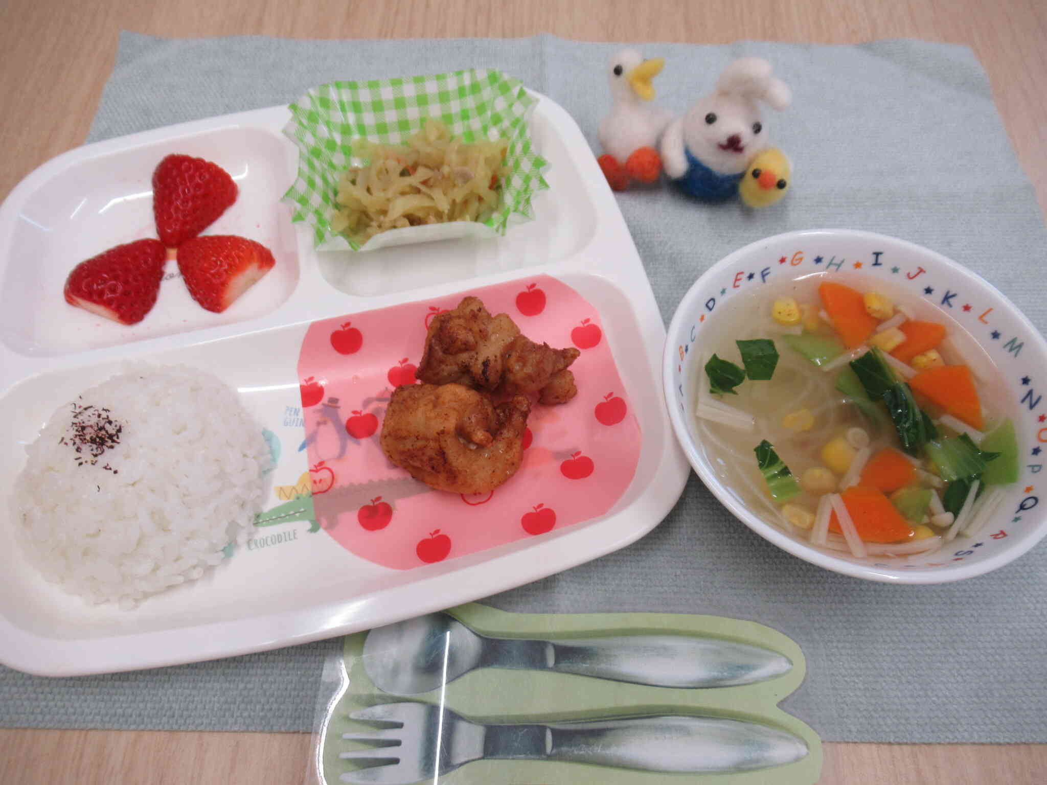 給食室の３人の先生方、１年間愛情いっぱいのおいしいお給食作りをありがとうございました！