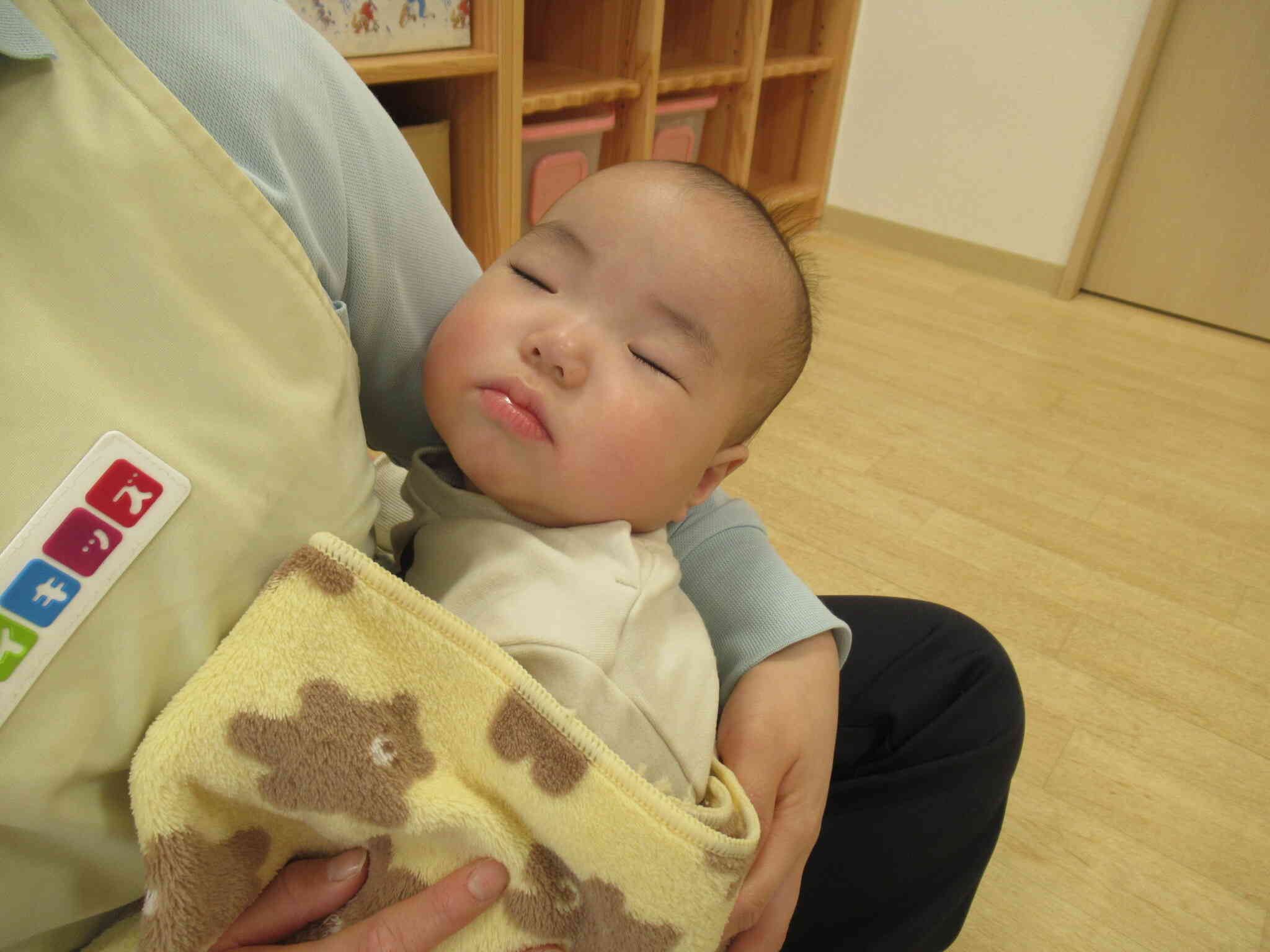 先生の抱っこでスヤスヤ・・・