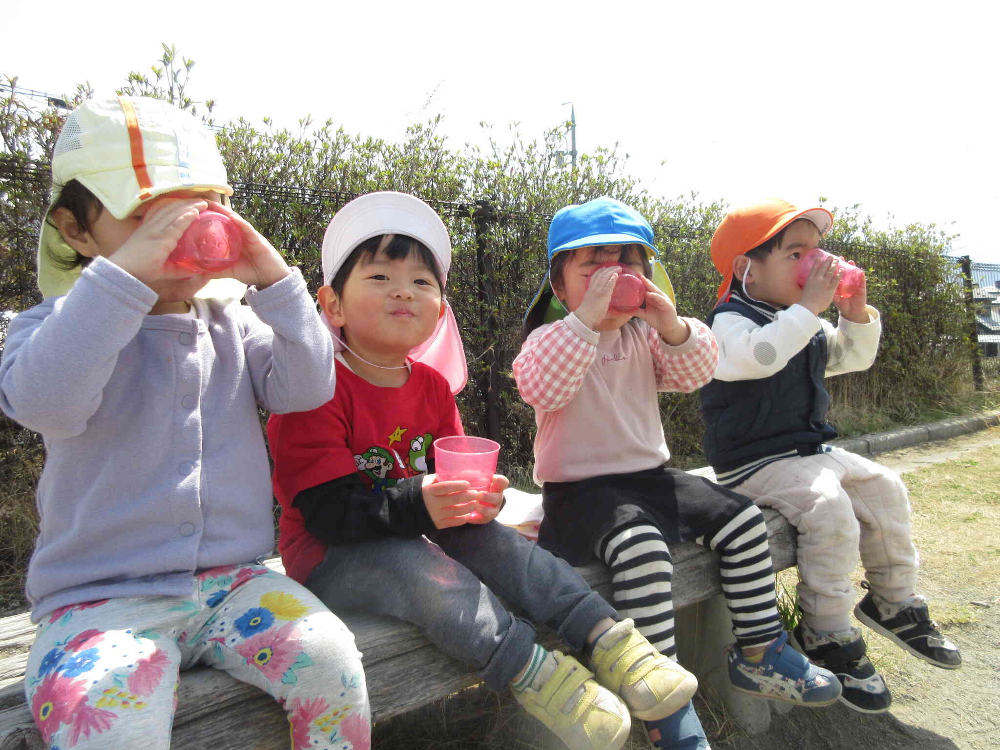 疲れた時には、休憩することも大事だね。みんなでホッと一息。