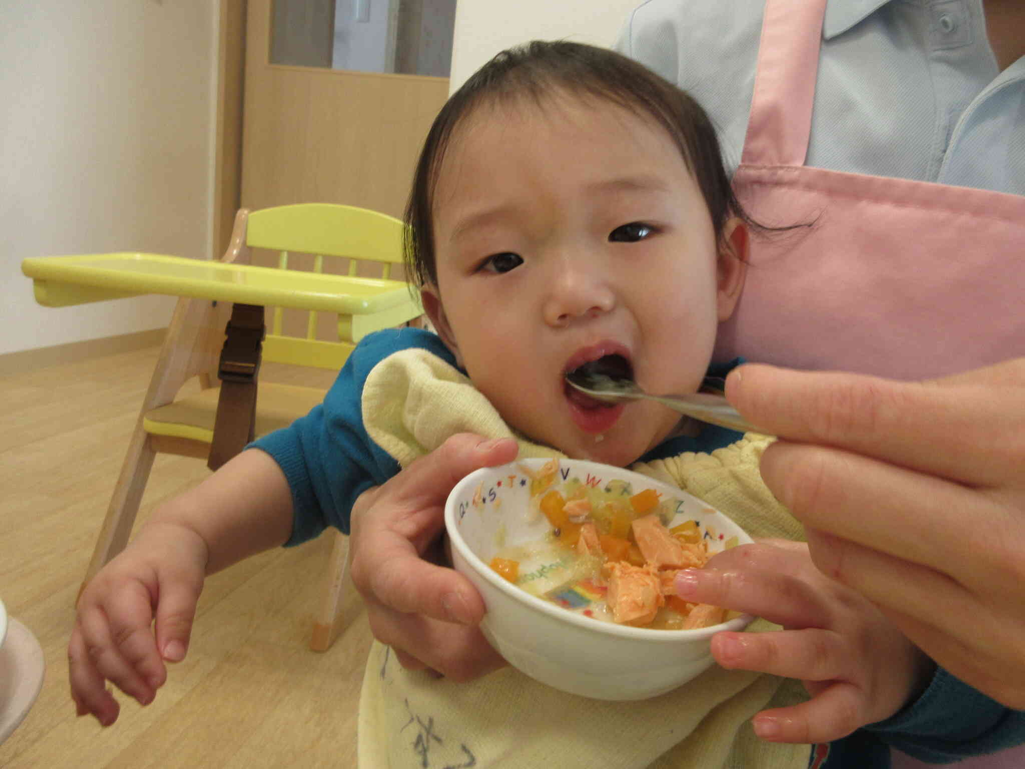 はじめての給食、大きなお口であ～～ん