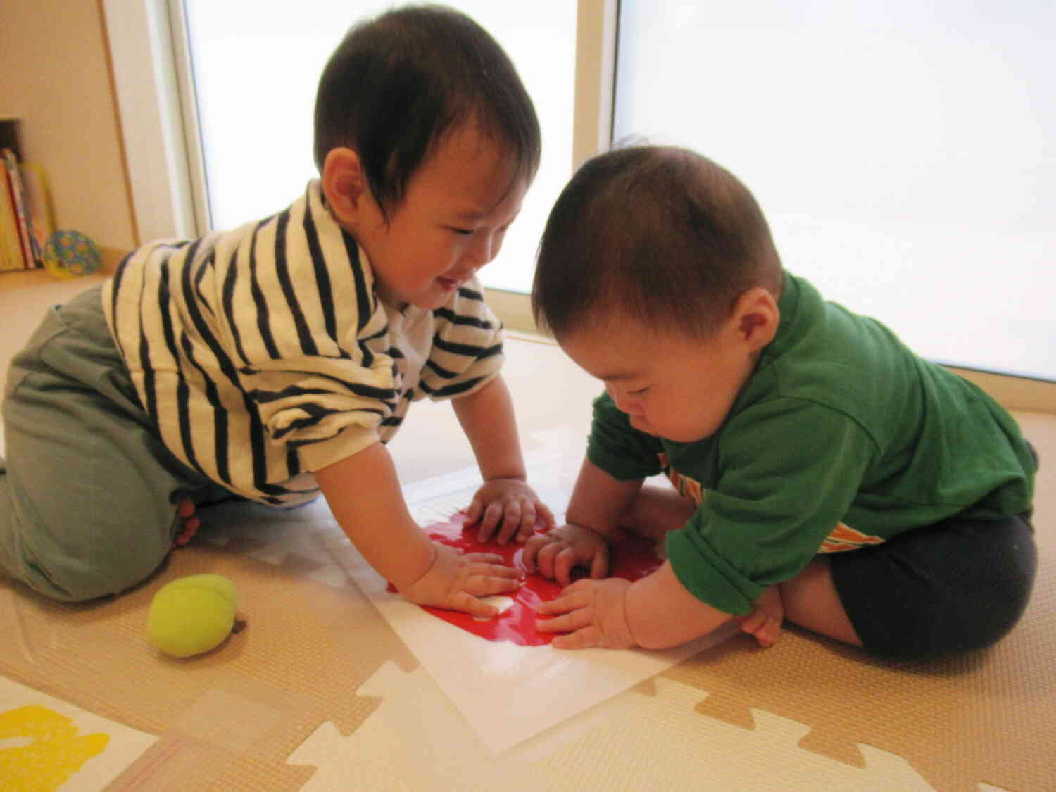 一緒にペタペタ!