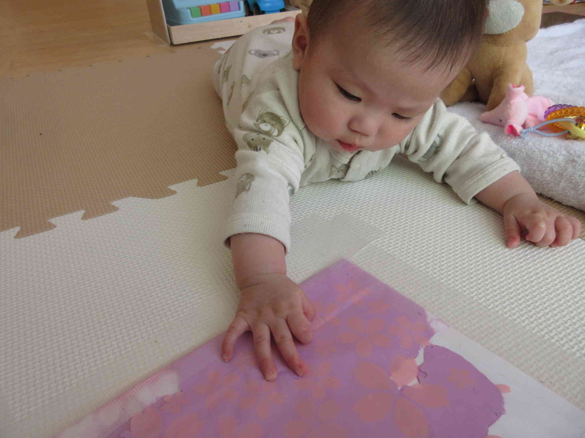 寝転がって遊ぶことが多いお友だちもペタペタ触れてみました。